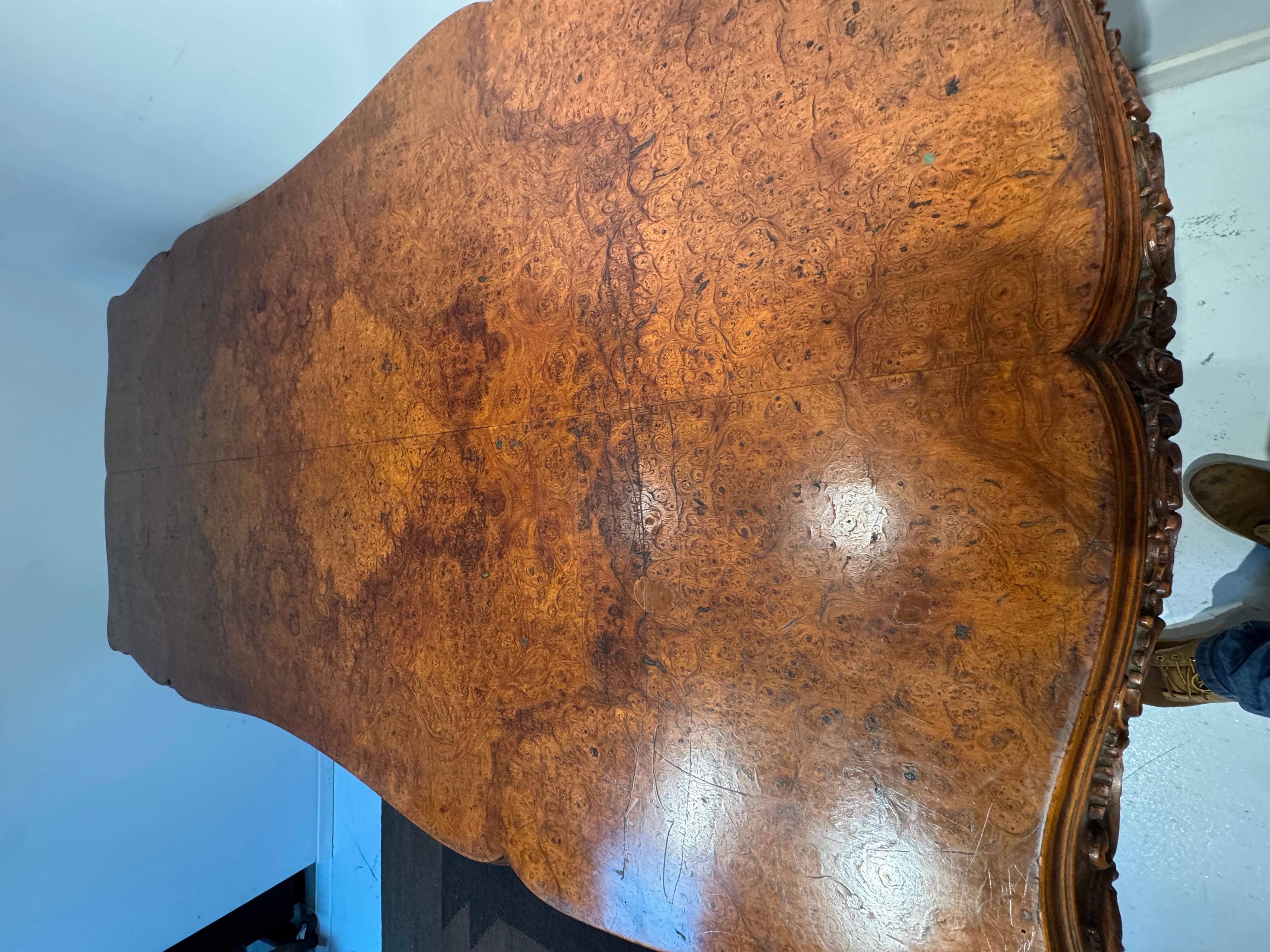 Français Antique Table de salle à manger française de style Louis XV en hêtre et ronce de noyer sculptée en vente