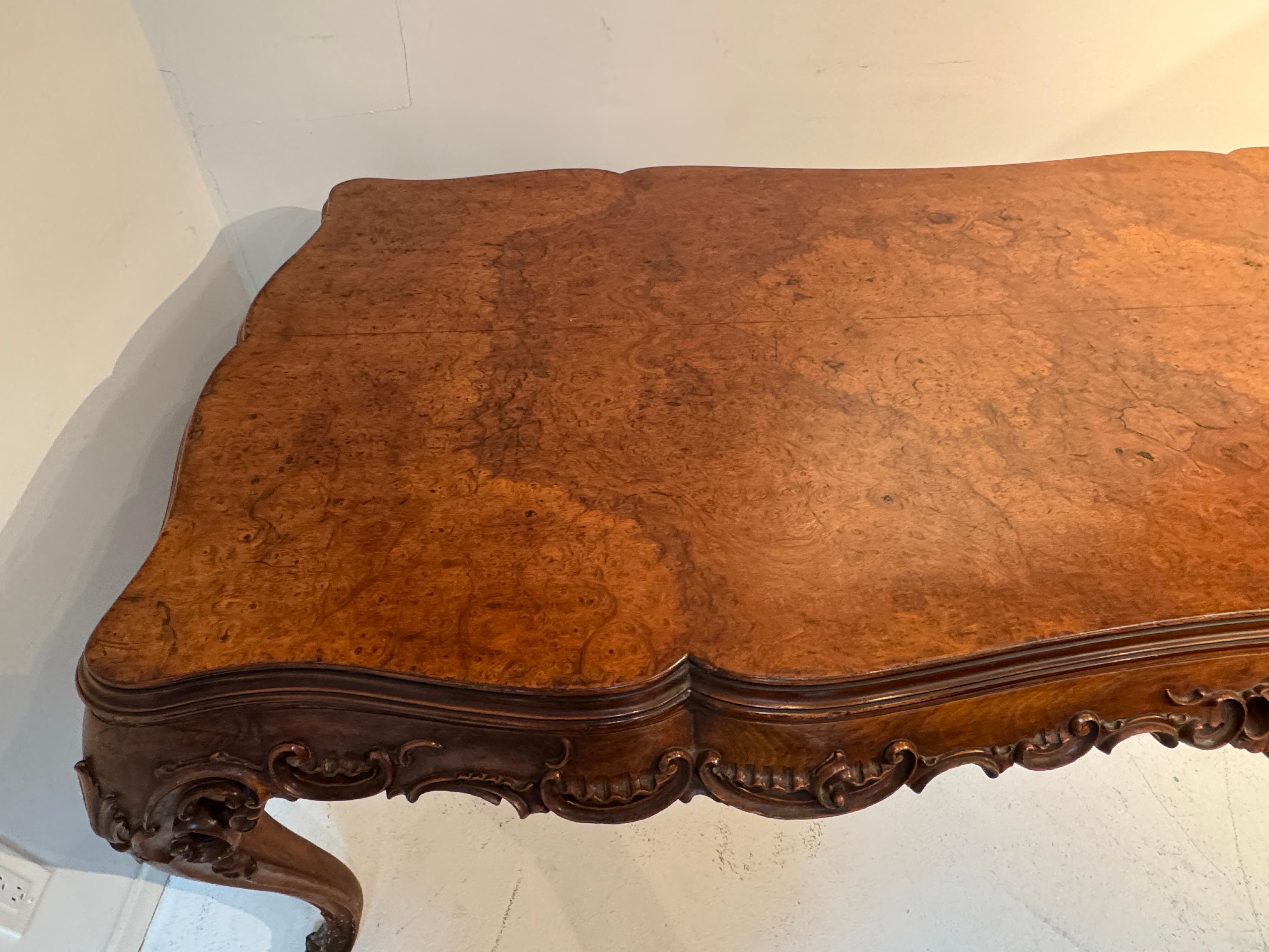 Sculpté à la main Antique Table de salle à manger française de style Louis XV en hêtre et ronce de noyer sculptée en vente