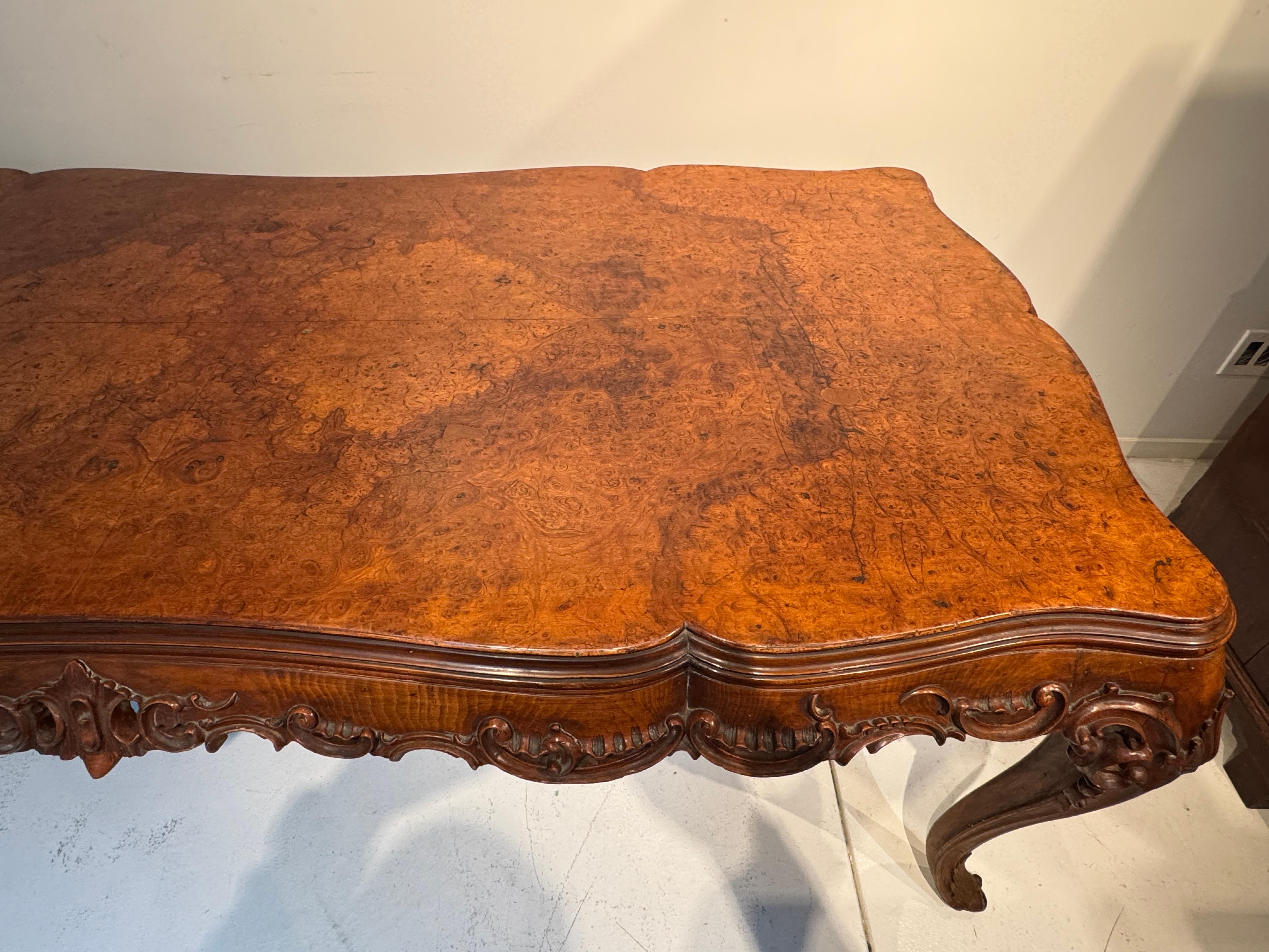 Antique Table de salle à manger française de style Louis XV en hêtre et ronce de noyer sculptée Bon état - En vente à Los Angeles, CA