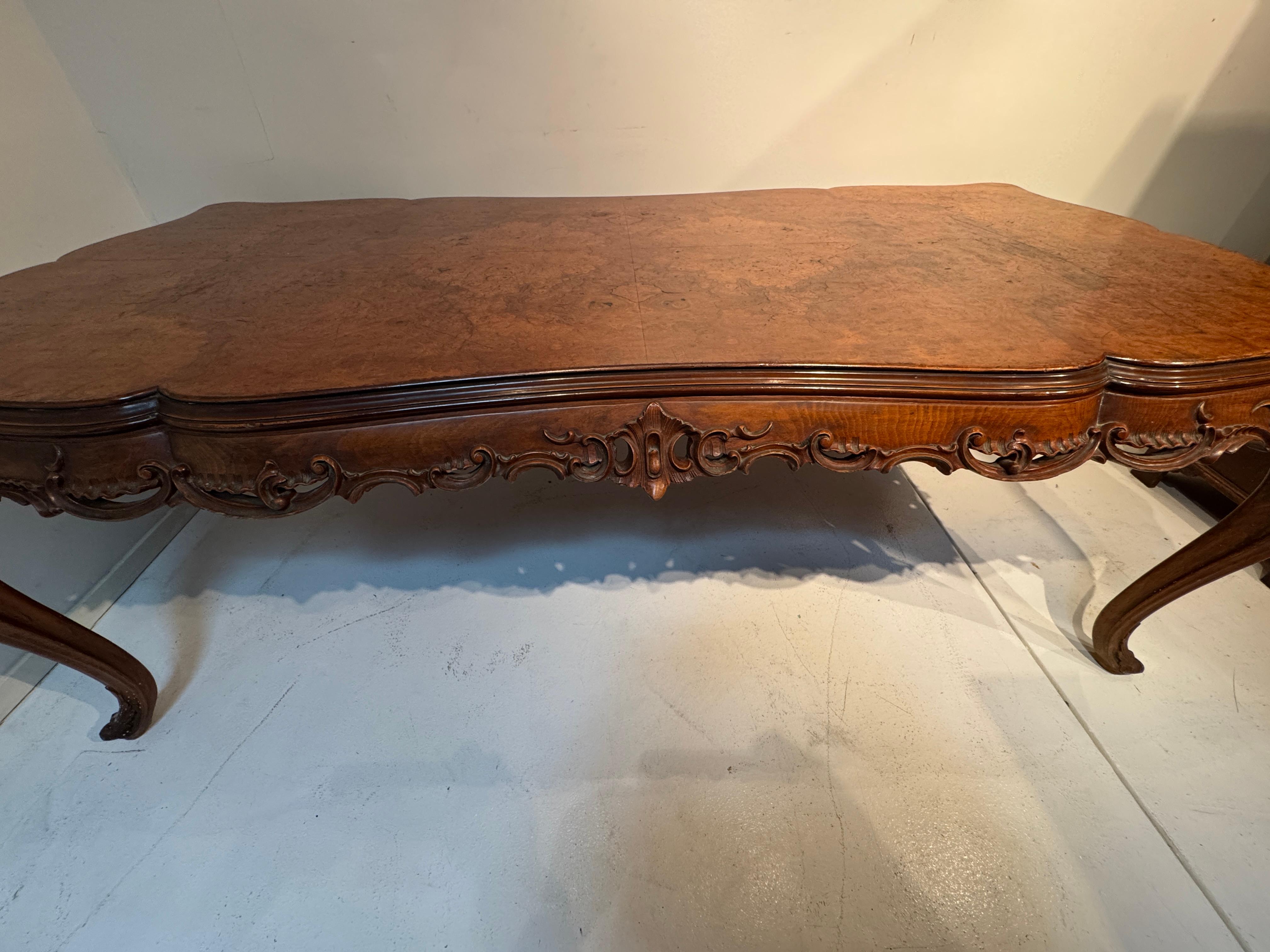 XIXe siècle Antique Table de salle à manger française de style Louis XV en hêtre et ronce de noyer sculptée en vente