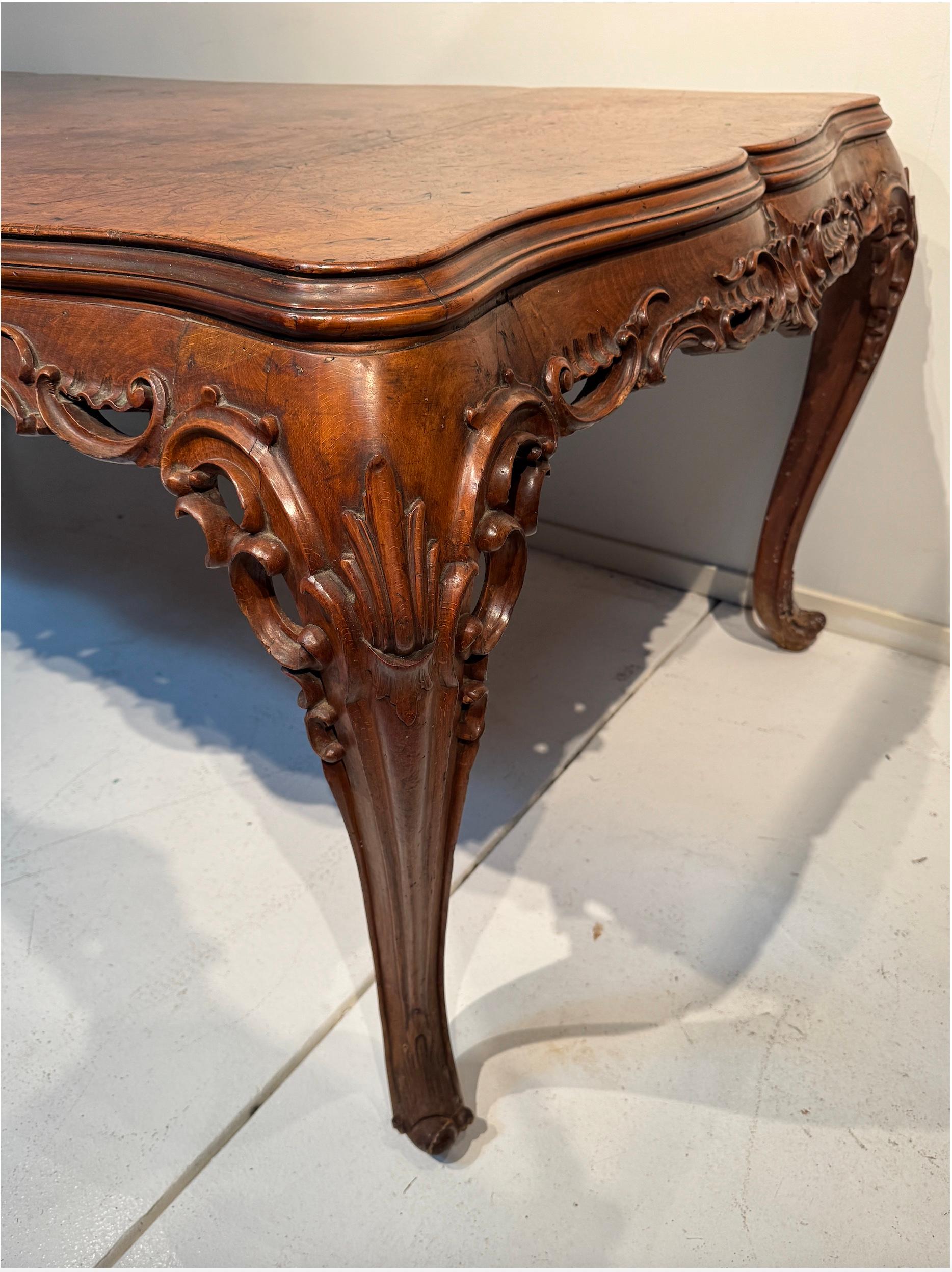 Hêtre Antique Table de salle à manger française de style Louis XV en hêtre et ronce de noyer sculptée en vente
