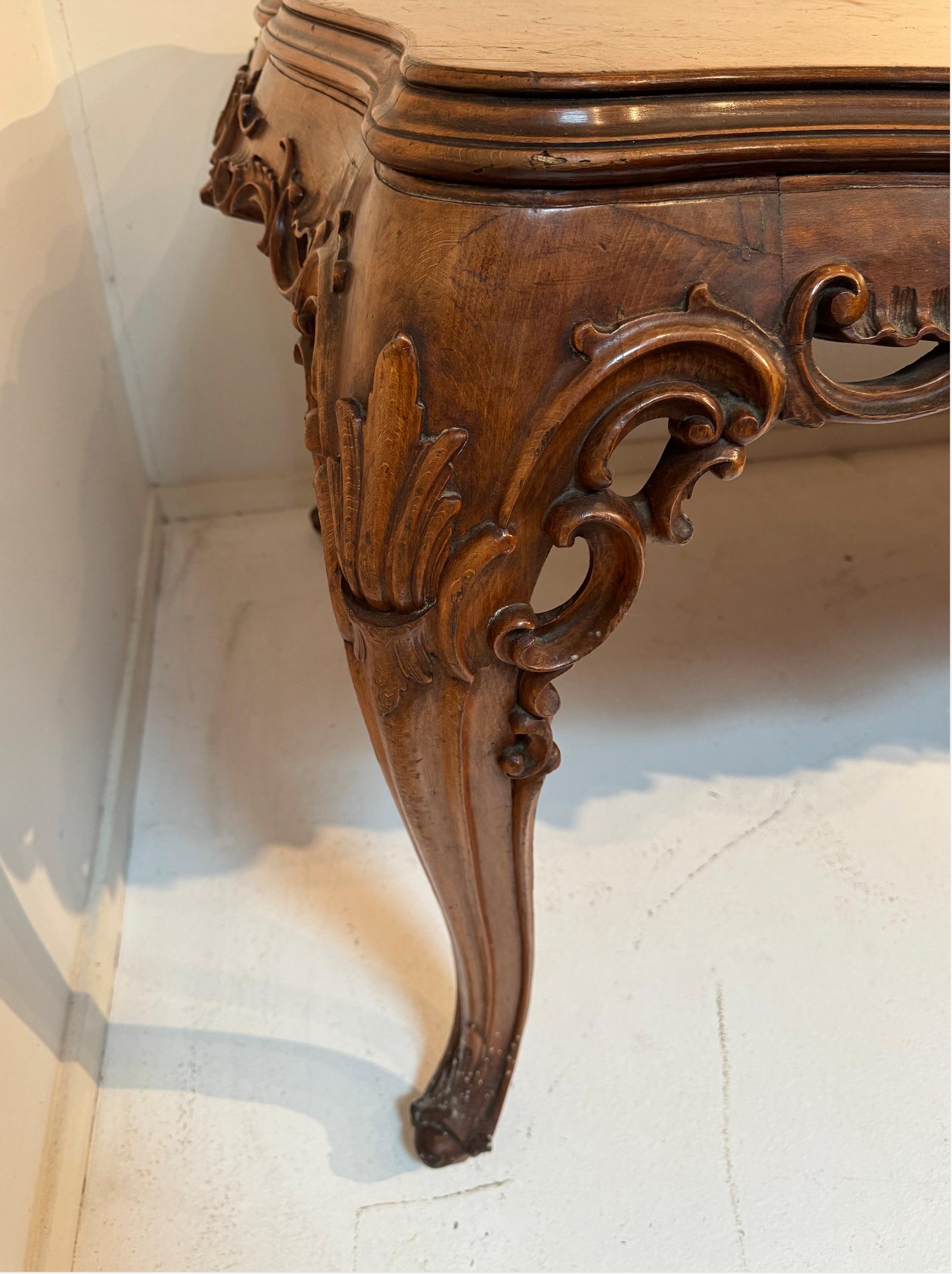 Antique Table de salle à manger française de style Louis XV en hêtre et ronce de noyer sculptée en vente 1