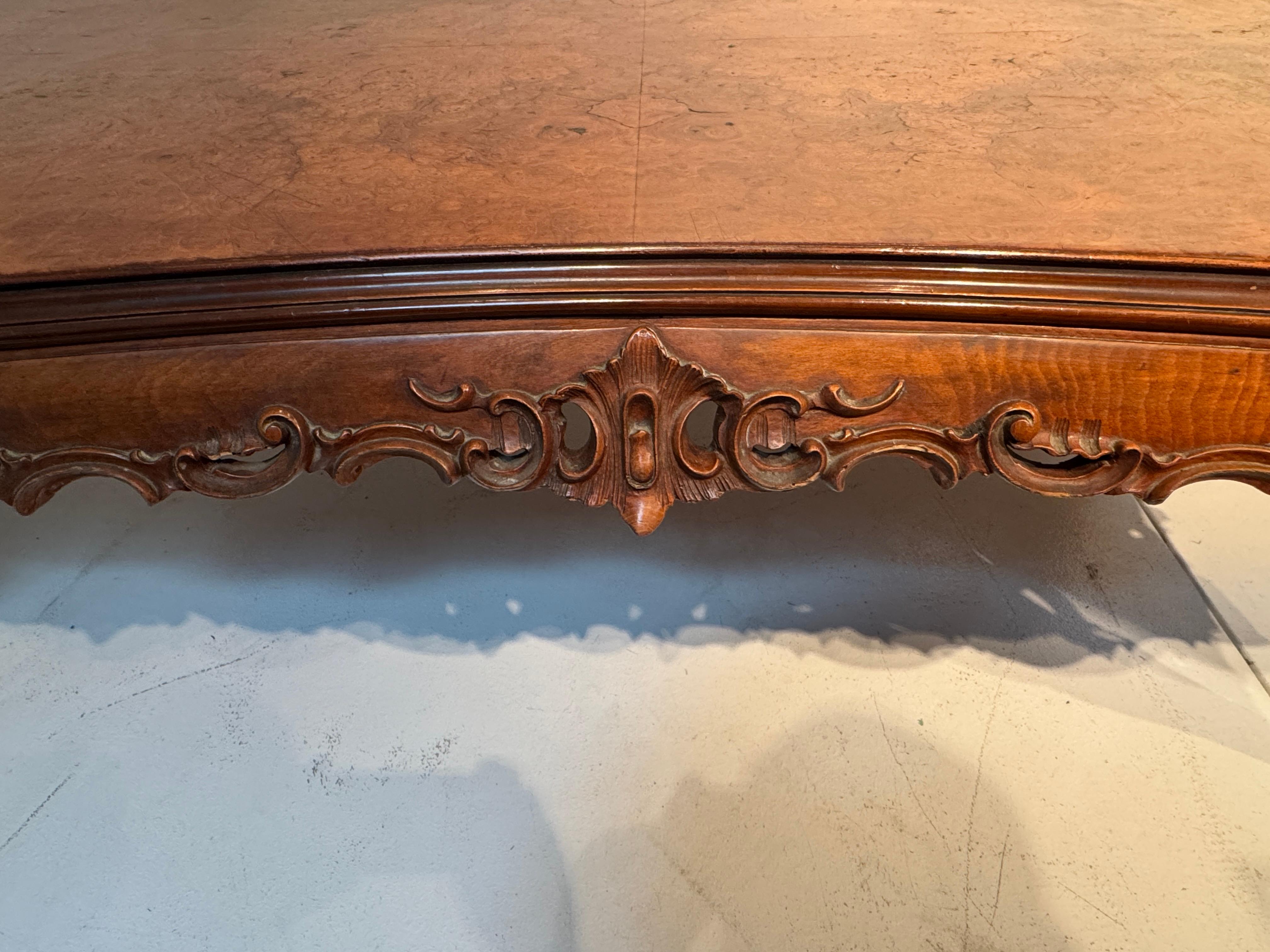 Antique Table de salle à manger française de style Louis XV en hêtre et ronce de noyer sculptée en vente 2