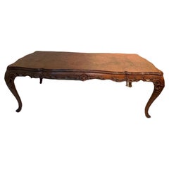 Antique Table de salle à manger française de style Louis XV en hêtre et ronce de noyer sculptée