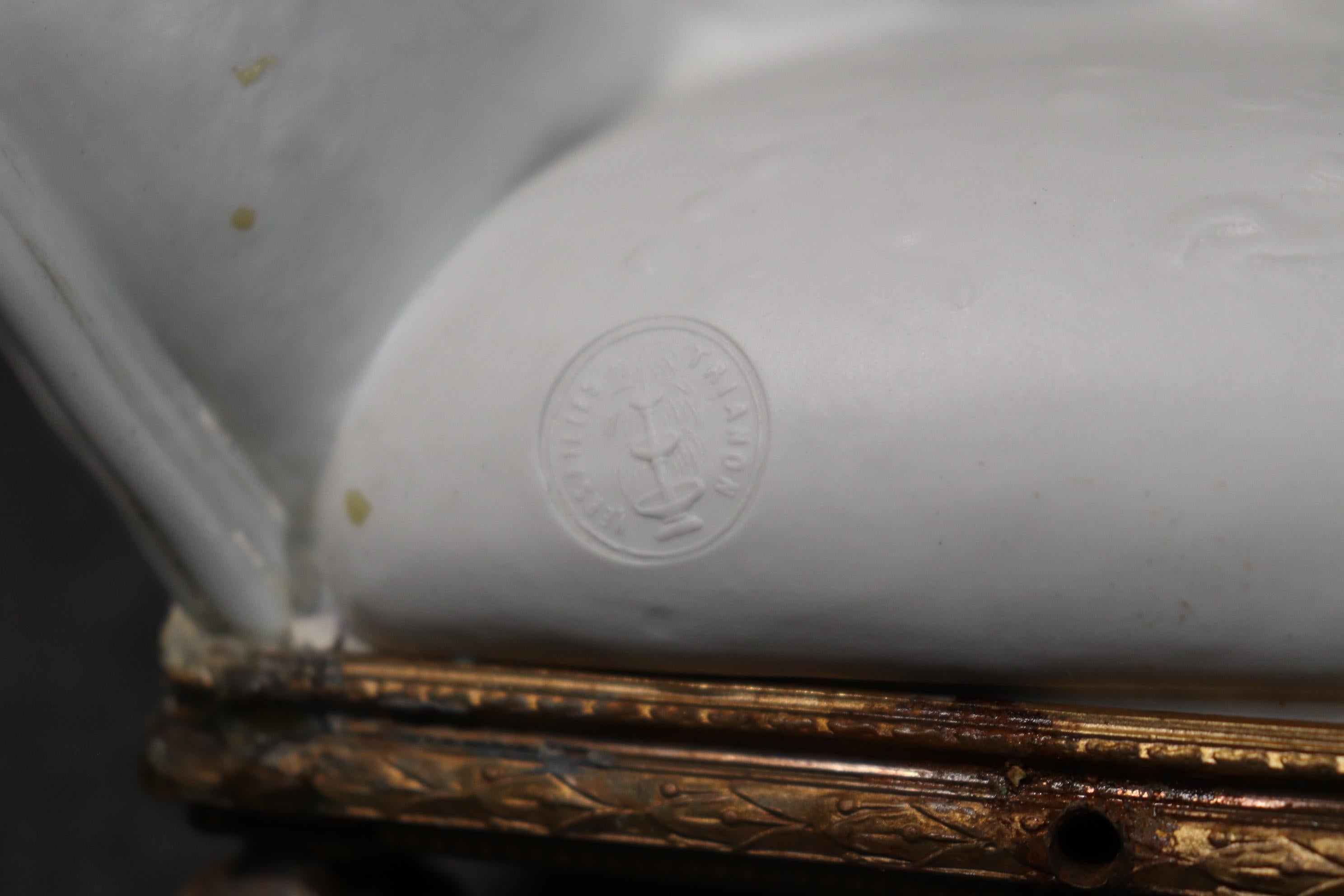 Antike französische Biskuit- und Goldbronze-Skulptur im Louis-XV-Stil nach A. Rousaud im Angebot 3