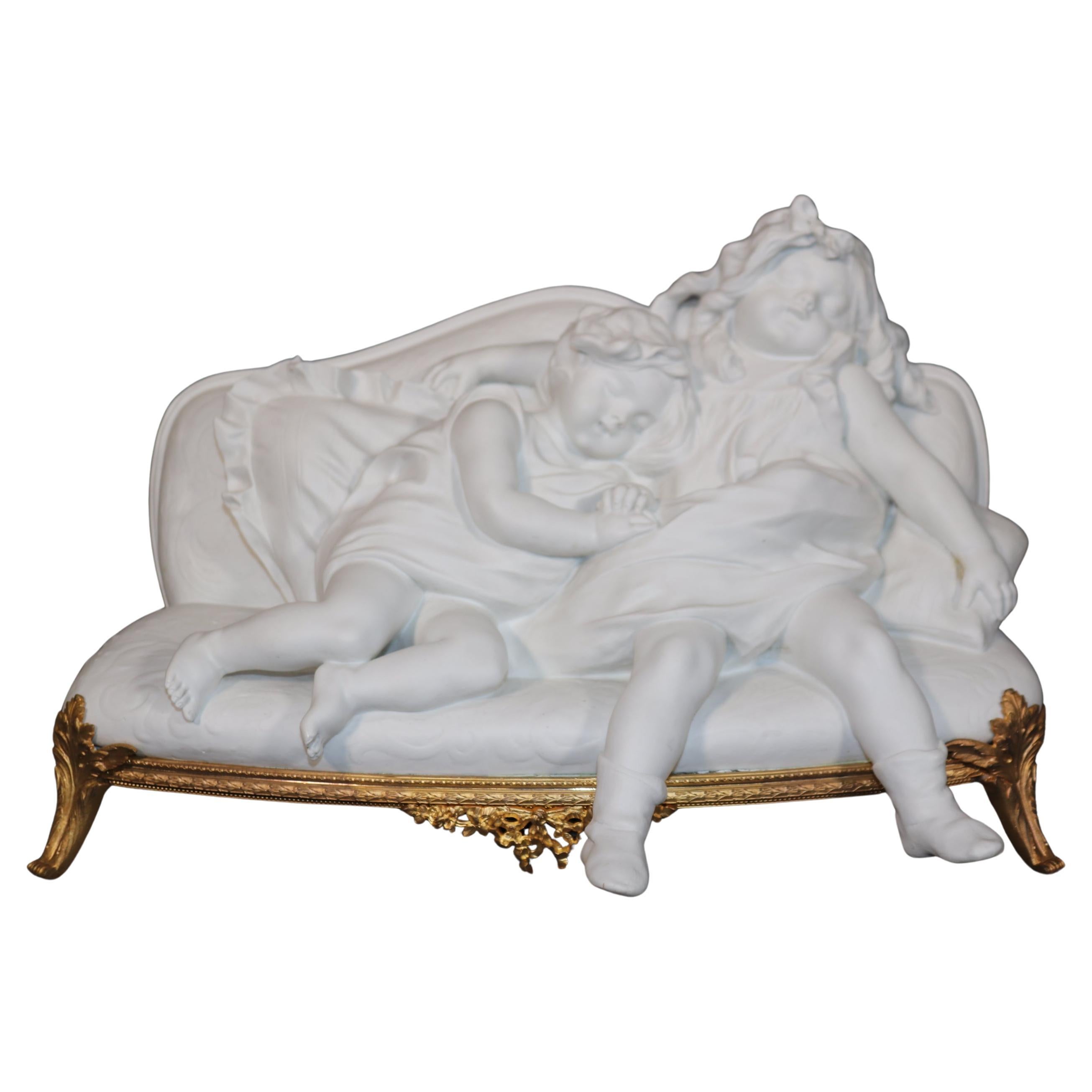 Abmessungen - H: 10 1/2 in B: 17 1/4 in T: 11 in

Diese antike Skulptur im Louis XV-Stil aus Biskuit und Ormolu mit Kindern auf einem Sofa ist von höchster Qualität! Wenn Sie sich die zur Verfügung gestellten Fotos ansehen, können Sie sehen, dass