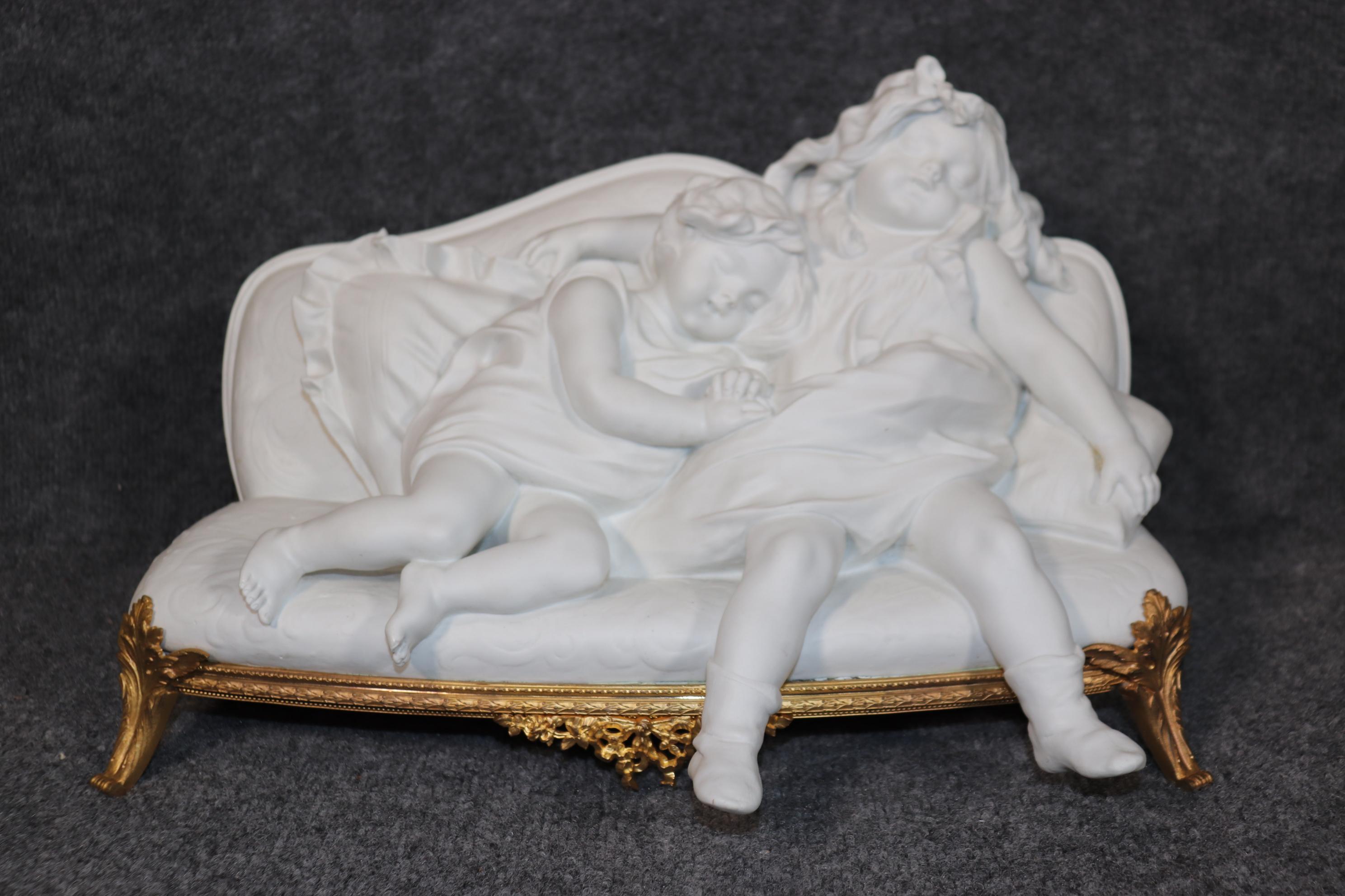Antike französische Biskuit- und Goldbronze-Skulptur im Louis-XV-Stil nach A. Rousaud (Louis XV.) im Angebot