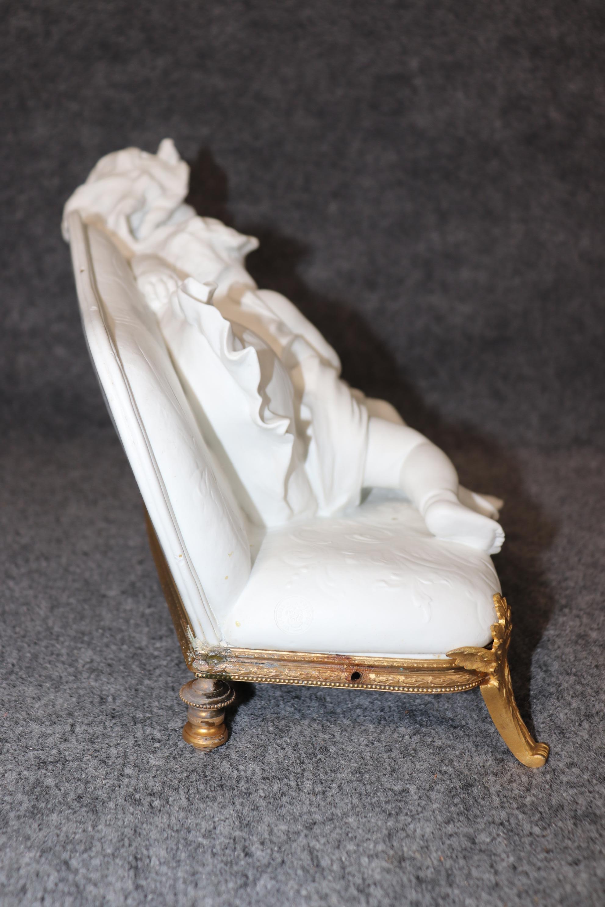 Antike französische Biskuit- und Goldbronze-Skulptur im Louis-XV-Stil nach A. Rousaud (Französisch) im Angebot