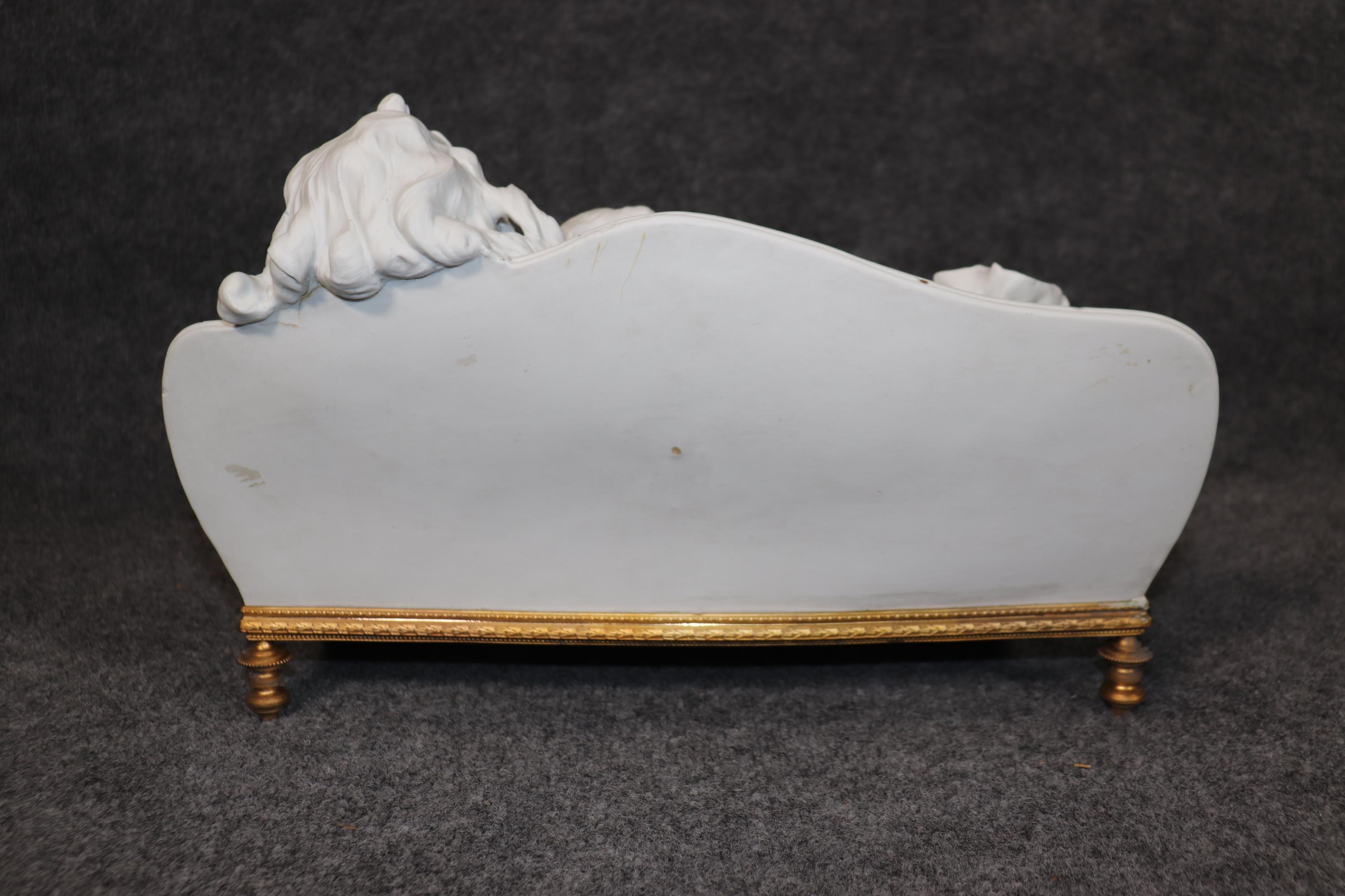Antike französische Biskuit- und Goldbronze-Skulptur im Louis-XV-Stil nach A. Rousaud (Vergoldet) im Angebot