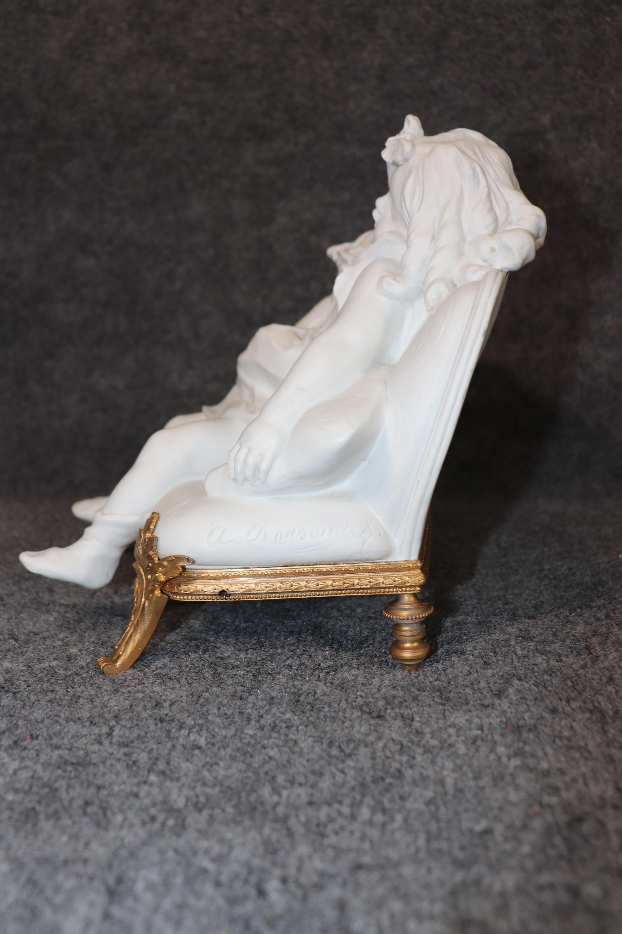 Antike französische Biskuit- und Goldbronze-Skulptur im Louis-XV-Stil nach A. Rousaud im Zustand „Gut“ im Angebot in Swedesboro, NJ