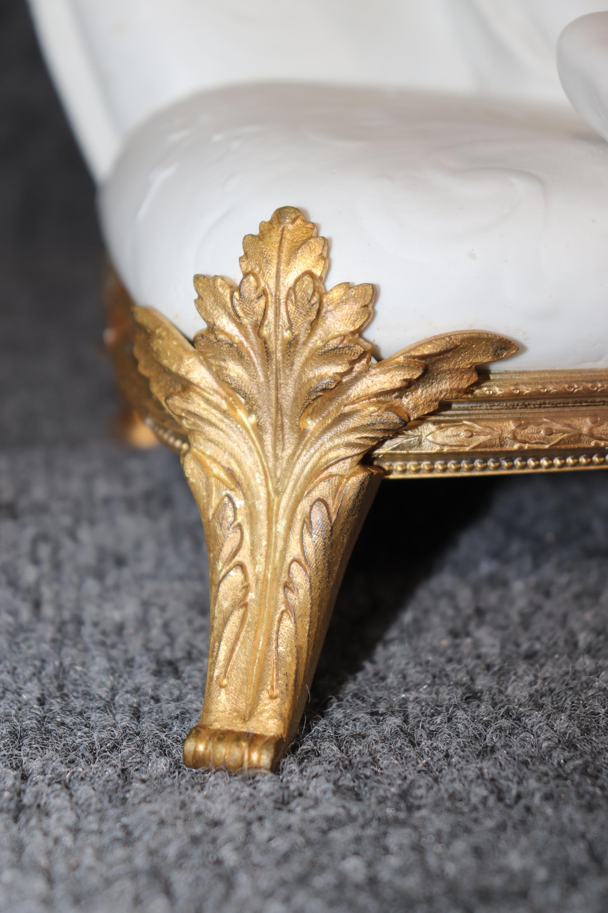Antike französische Biskuit- und Goldbronze-Skulptur im Louis-XV-Stil nach A. Rousaud (19. Jahrhundert) im Angebot