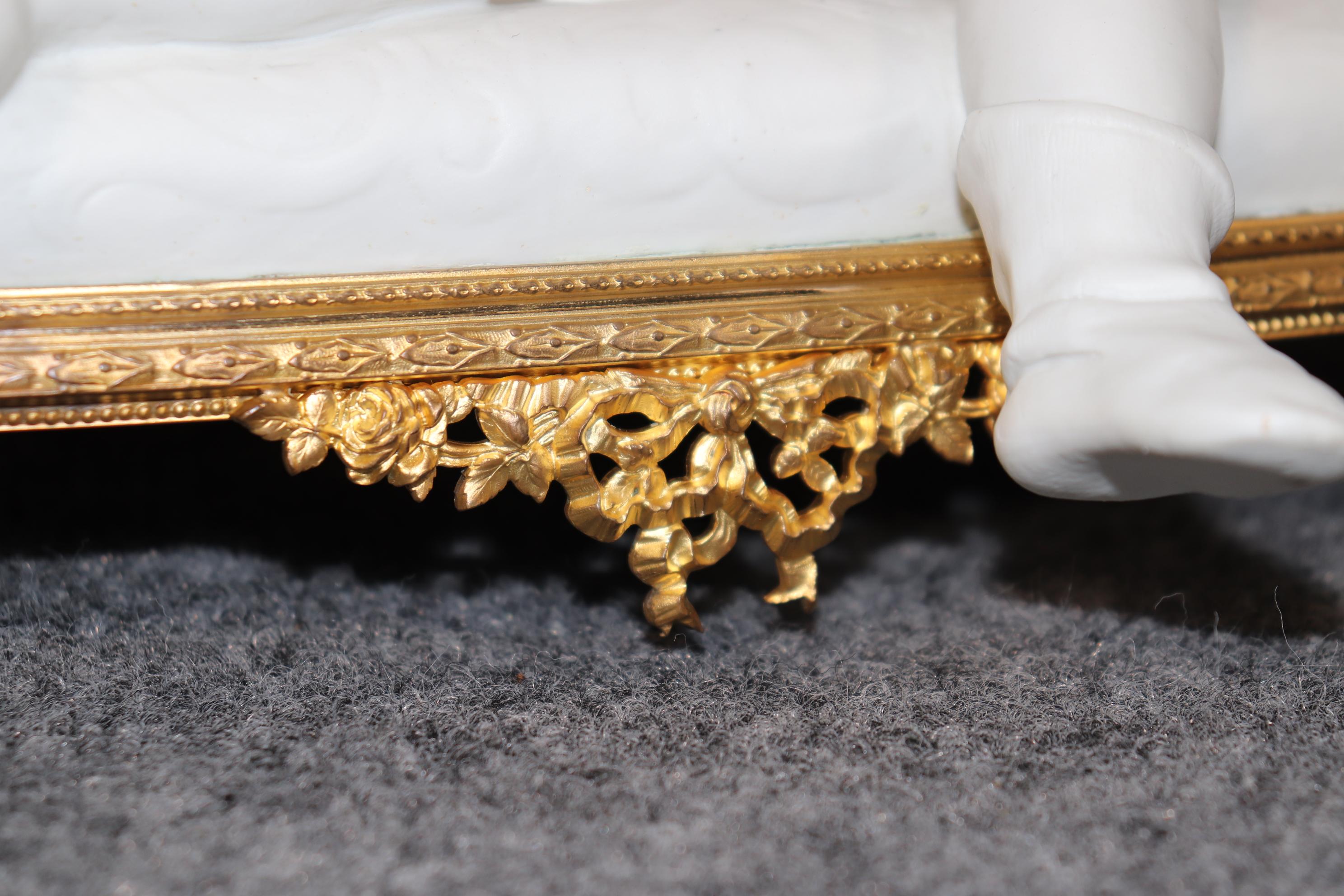 Antike französische Biskuit- und Goldbronze-Skulptur im Louis-XV-Stil nach A. Rousaud (Bronze) im Angebot