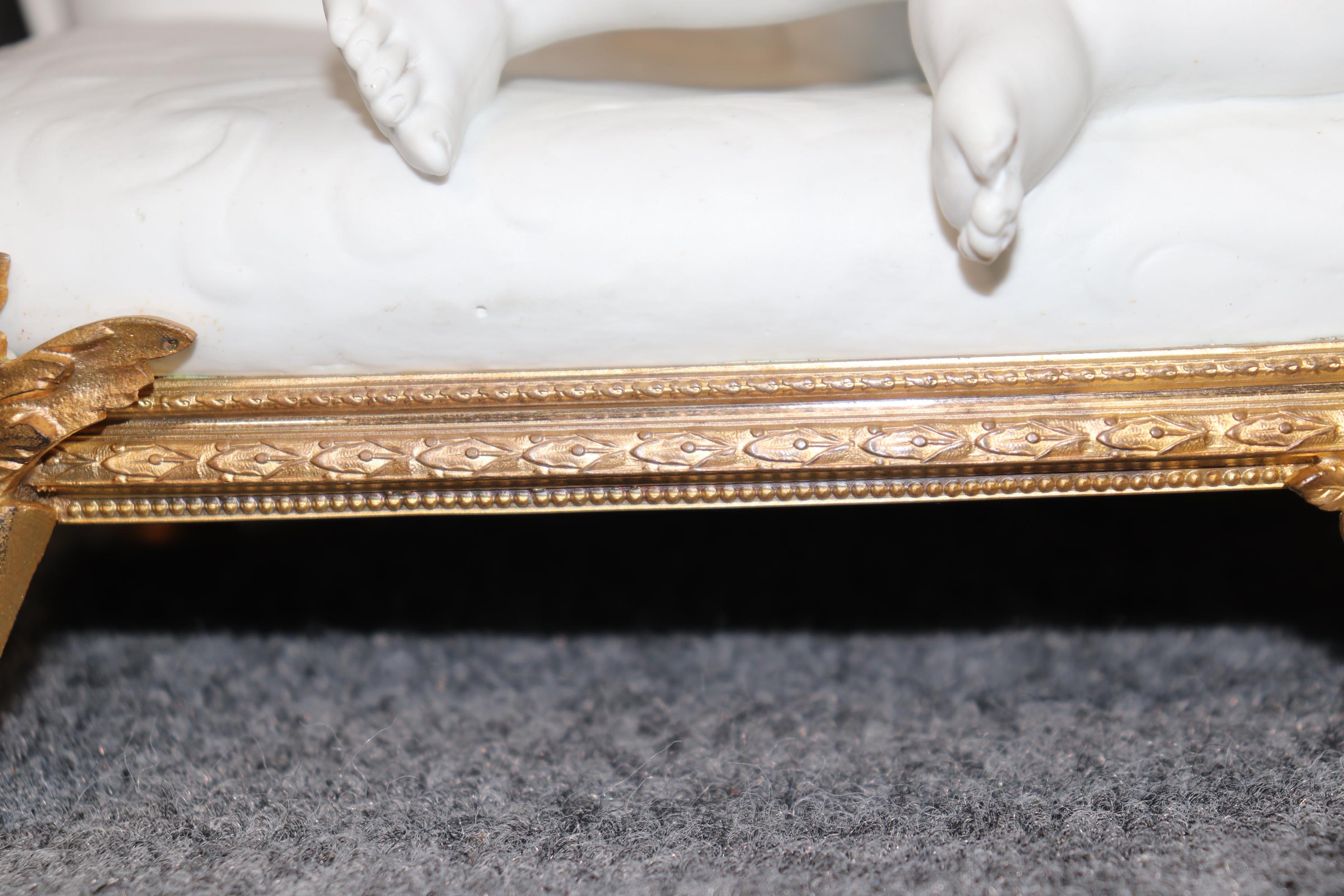 Antike französische Biskuit- und Goldbronze-Skulptur im Louis-XV-Stil nach A. Rousaud im Angebot 1