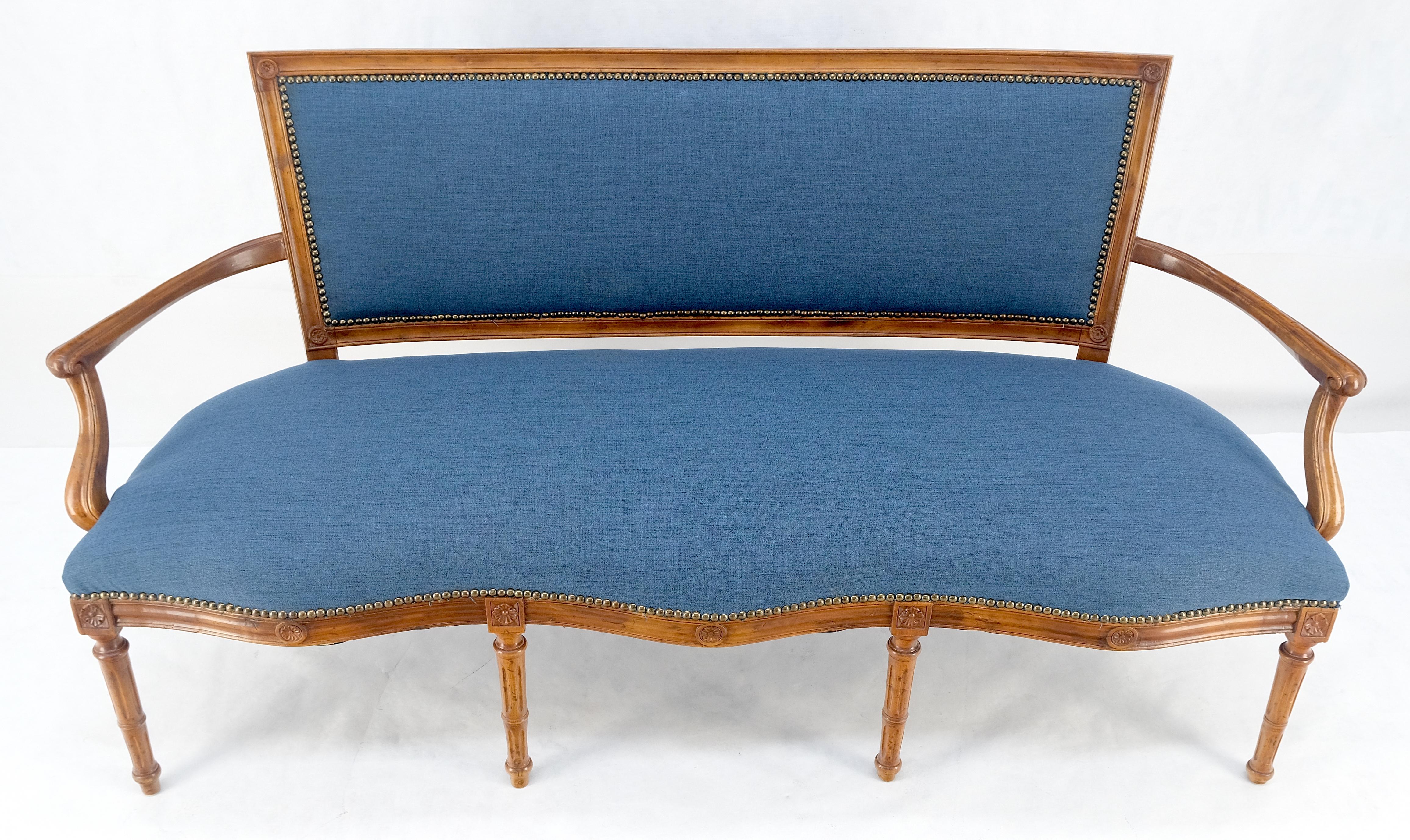 Français Canapé ancien français de style Louis XV à tapisserie bleue et structure en noyer clair MINT en vente