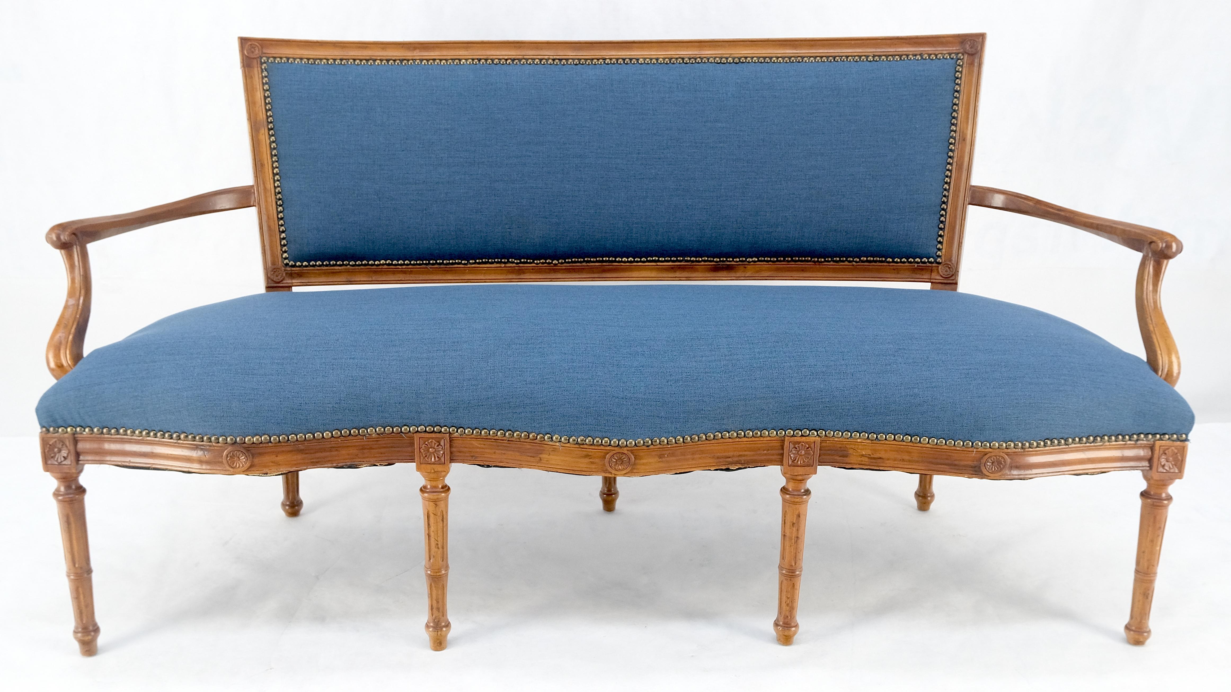 Laqué Canapé ancien français de style Louis XV à tapisserie bleue et structure en noyer clair MINT en vente