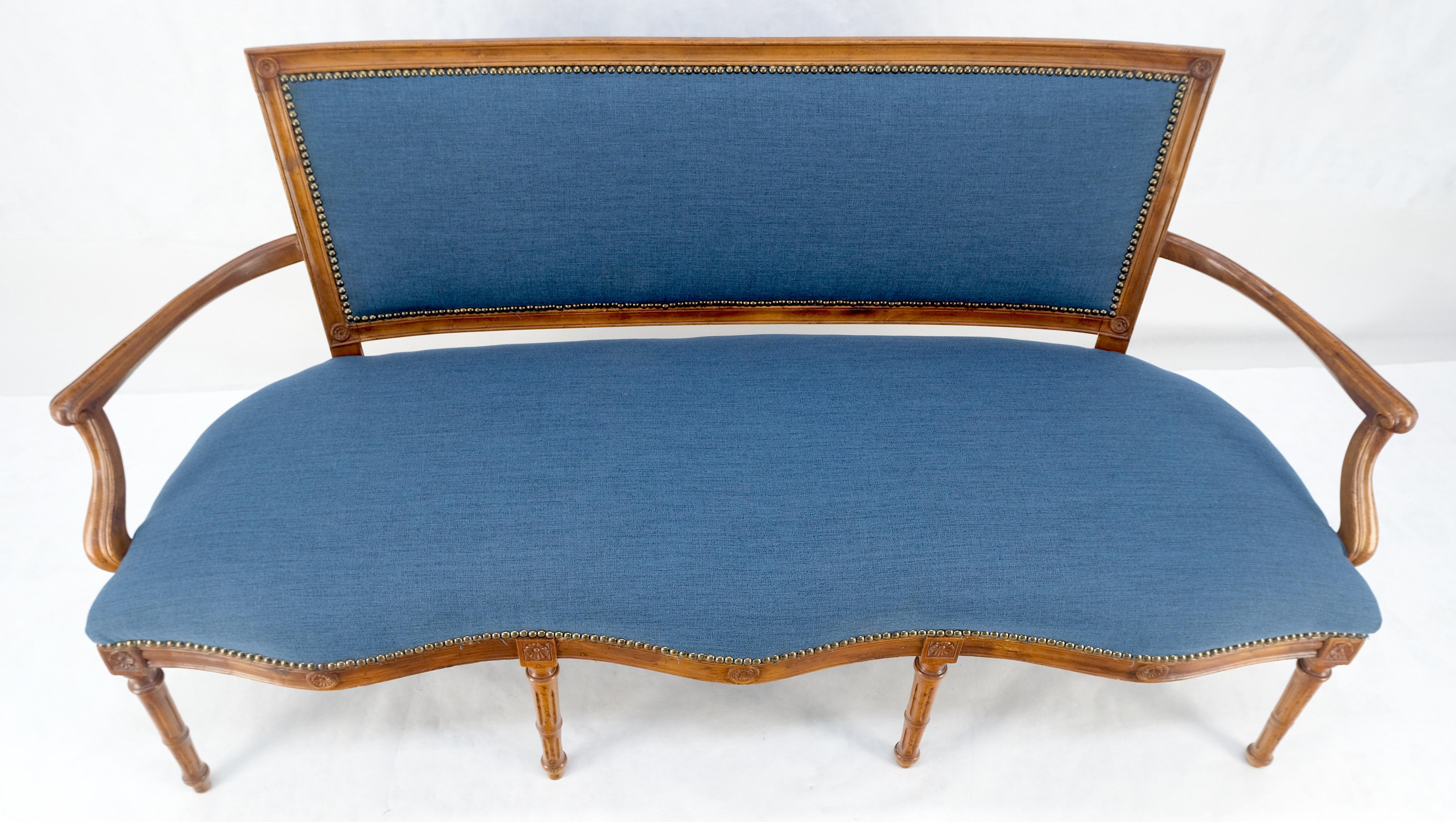 Canapé ancien français de style Louis XV à tapisserie bleue et structure en noyer clair MINT Excellent état - En vente à Rockaway, NJ
