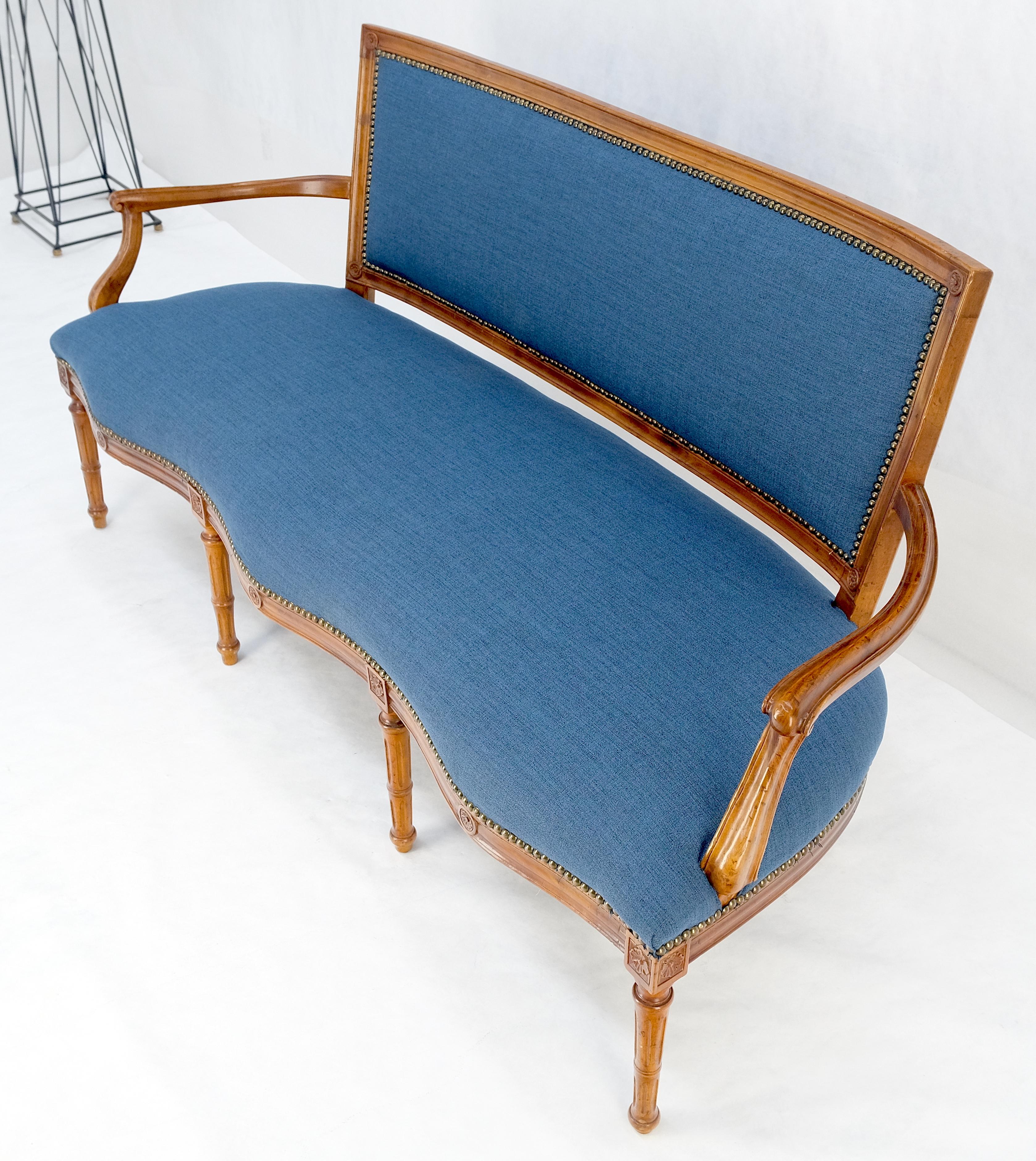20ième siècle Canapé ancien français de style Louis XV à tapisserie bleue et structure en noyer clair MINT en vente