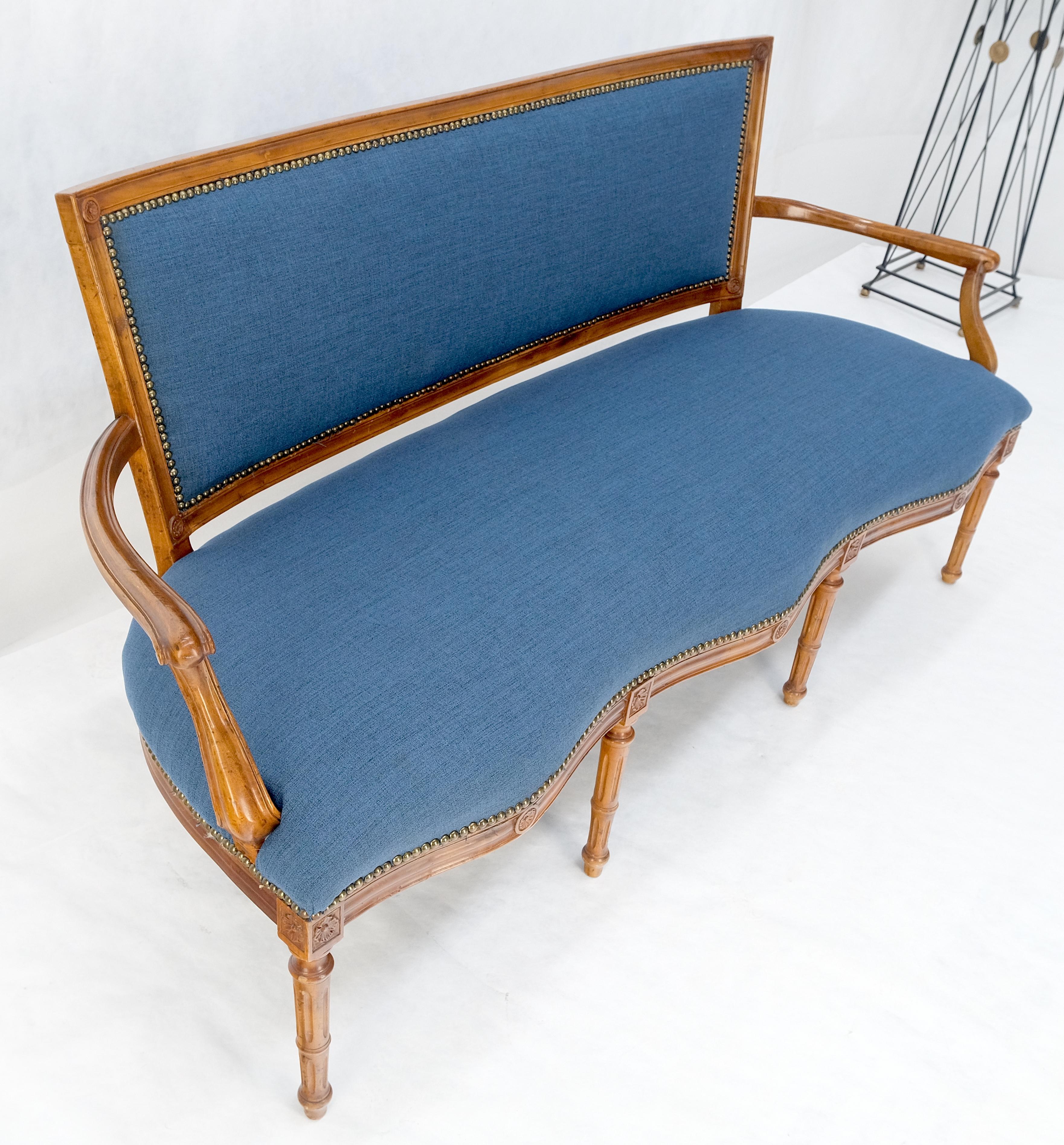 Tissu d'ameublement Canapé ancien français de style Louis XV à tapisserie bleue et structure en noyer clair MINT en vente