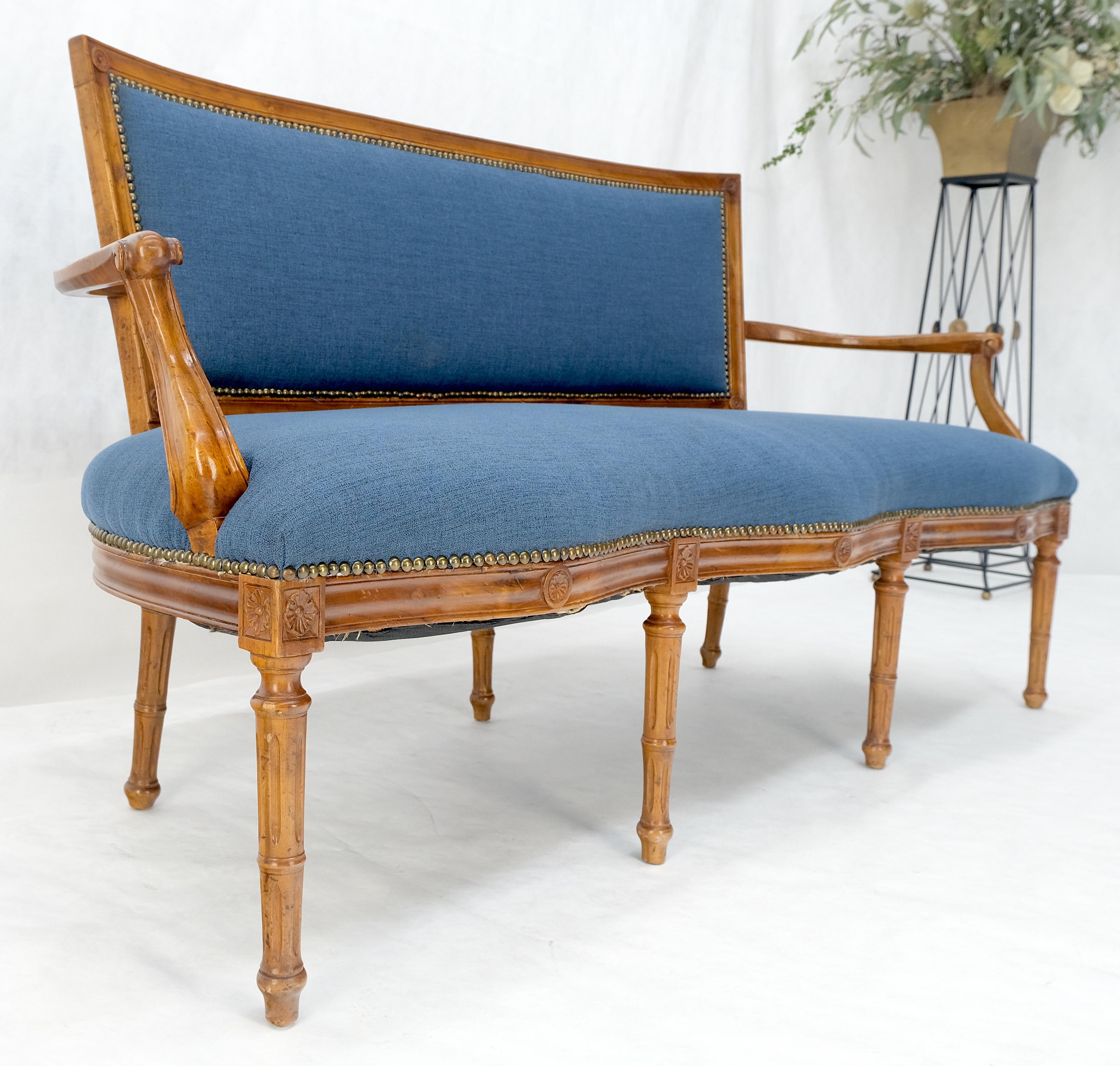 Canapé ancien français de style Louis XV à tapisserie bleue et structure en noyer clair MINT en vente 1