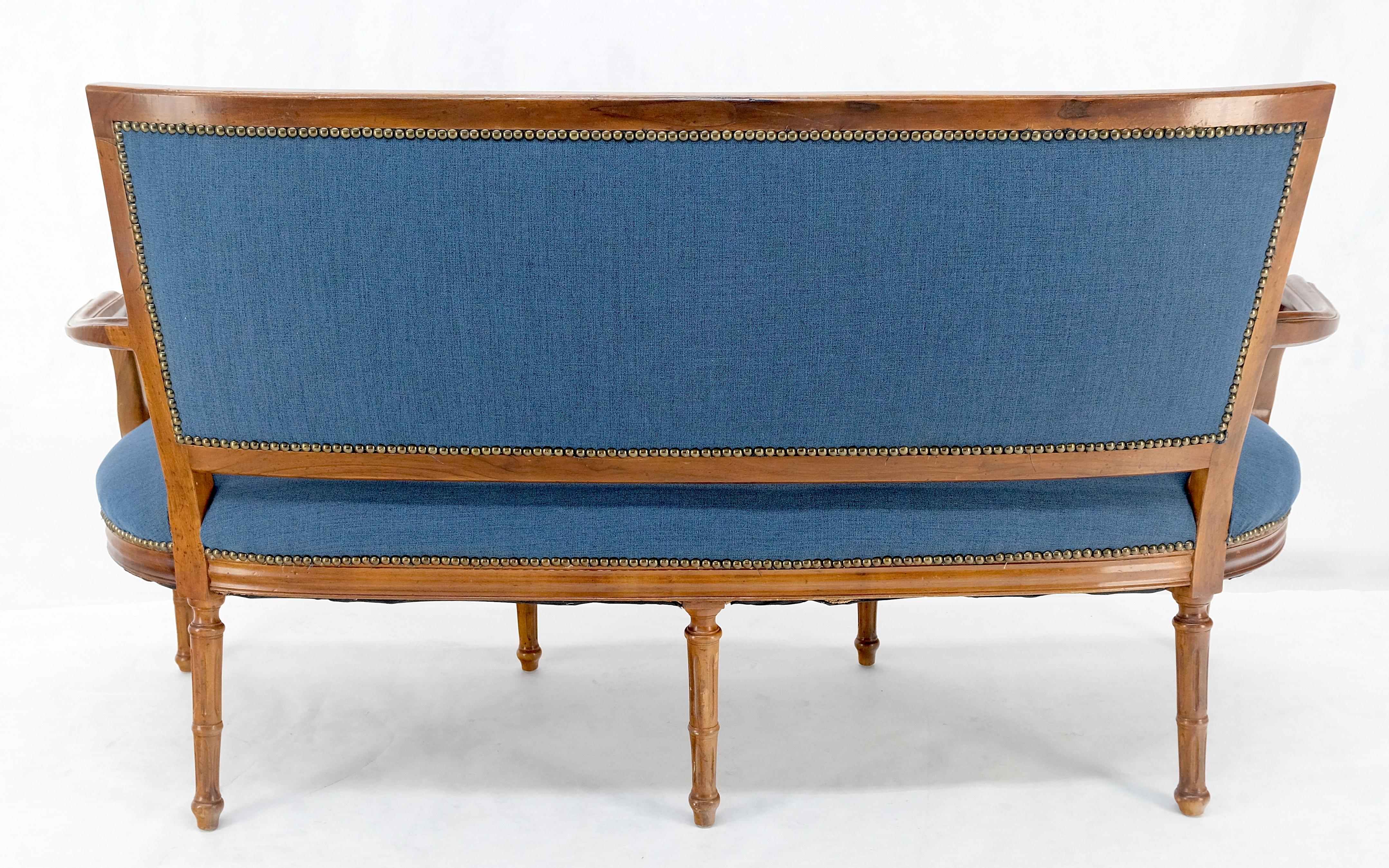 Canapé ancien français de style Louis XV à tapisserie bleue et structure en noyer clair MINT en vente 2
