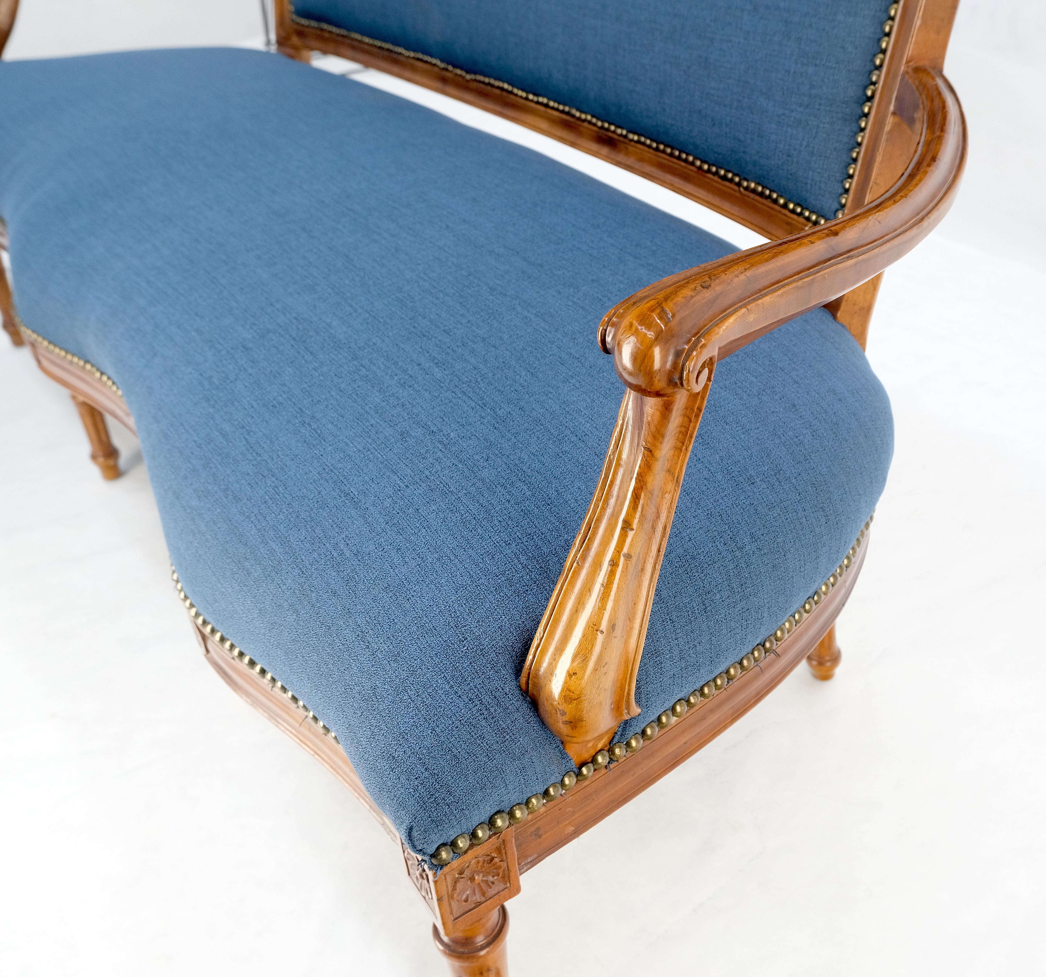 Canapé ancien français de style Louis XV à tapisserie bleue et structure en noyer clair MINT en vente 3