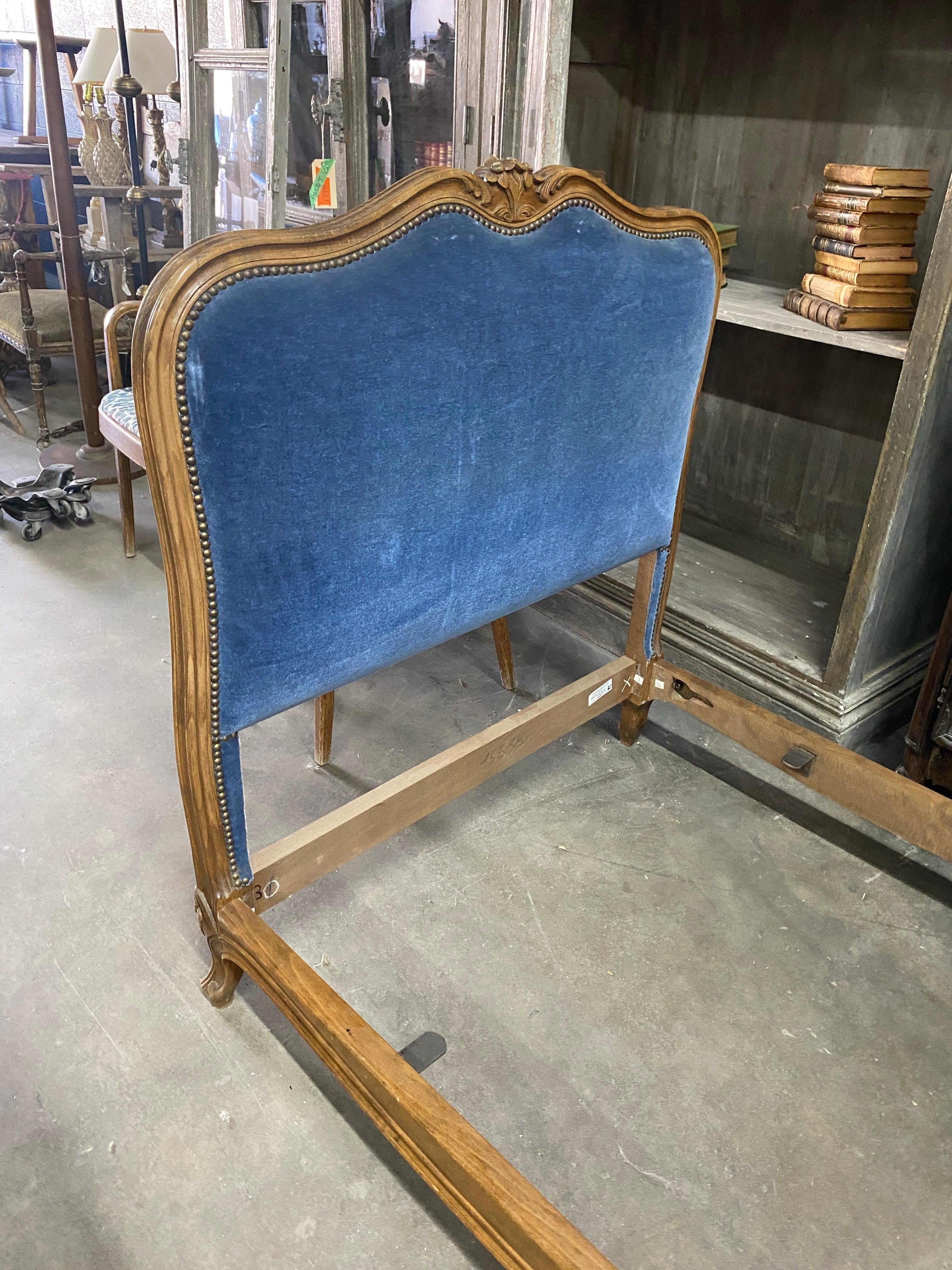 Antique French Louis XV Style Blue Velvet Upholstered Twin Beds, a Pair For Sale 7