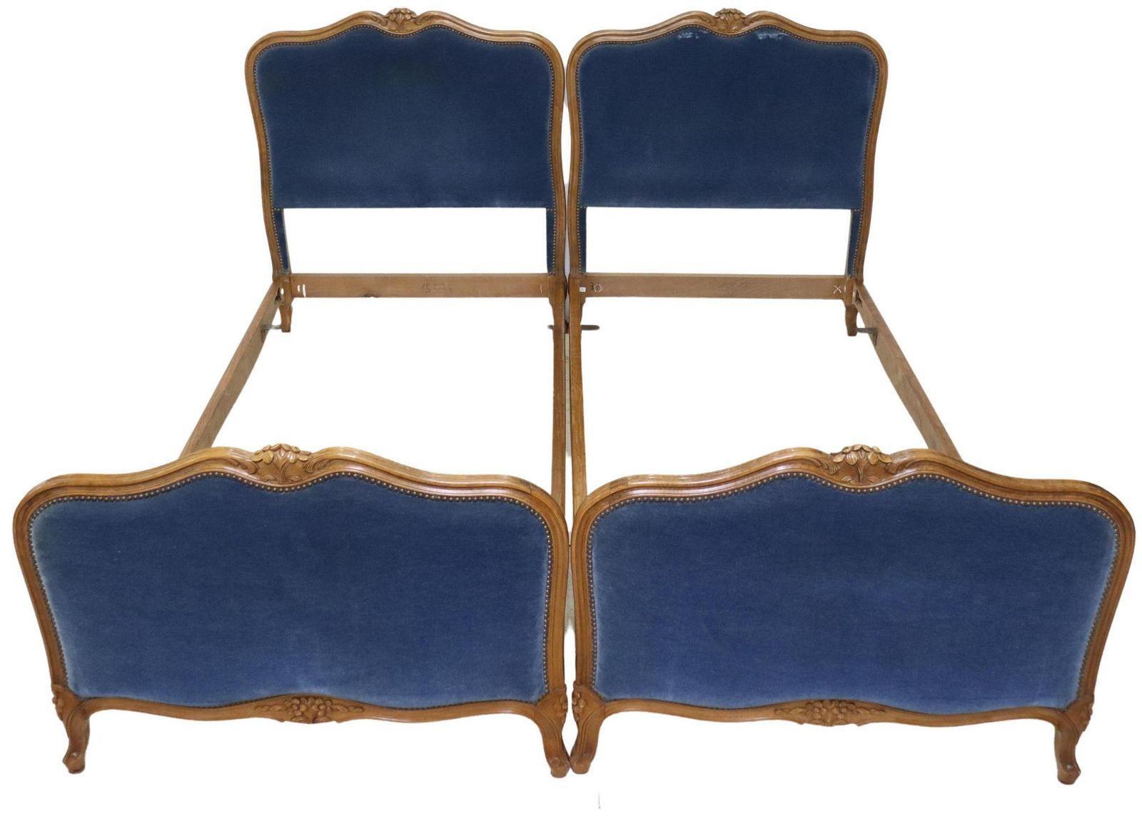 Fait main Paire de lits jumeaux de style Louis XV français ancien tapissés de velours bleu en vente