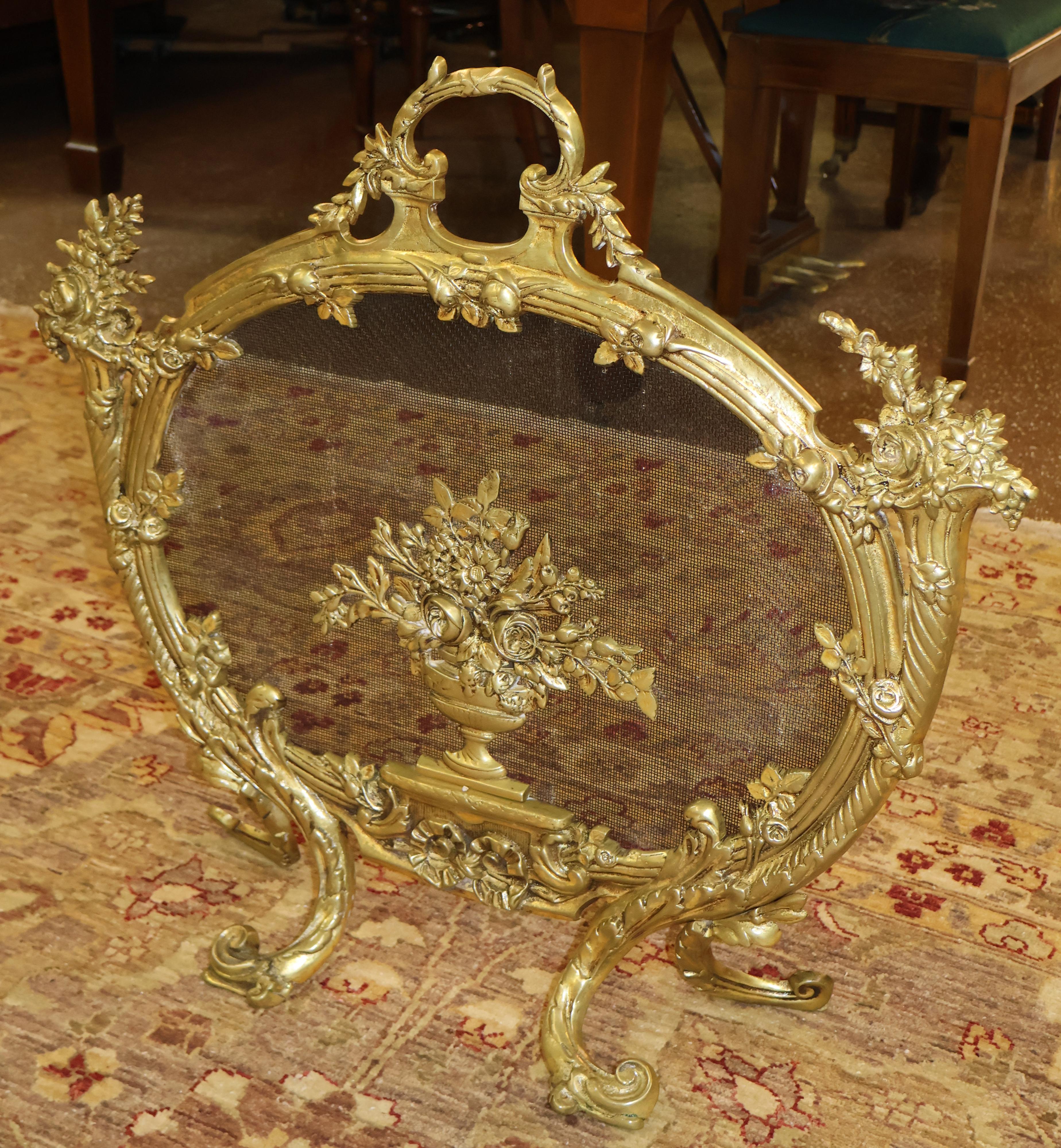 Antique French Louis XV Style Parafuoco in ottone di alta qualità In condizioni buone in vendita a Long Branch, NJ