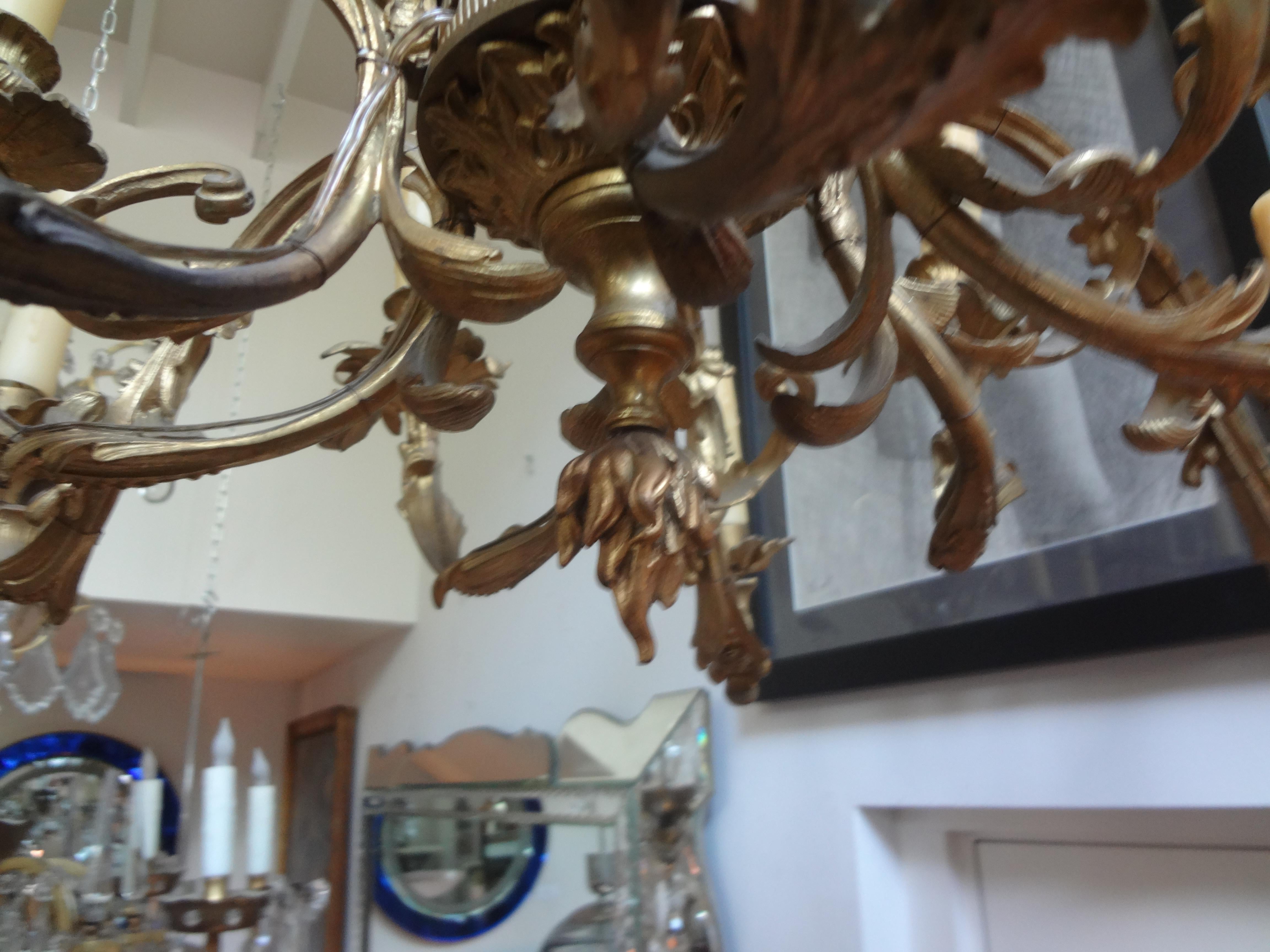 Superbe lustre français de style Louis XV en bronze et cristal, Circa. 1920. Ce magnifique lustre français en bronze a été nouvellement câblé selon les spécifications américaines.