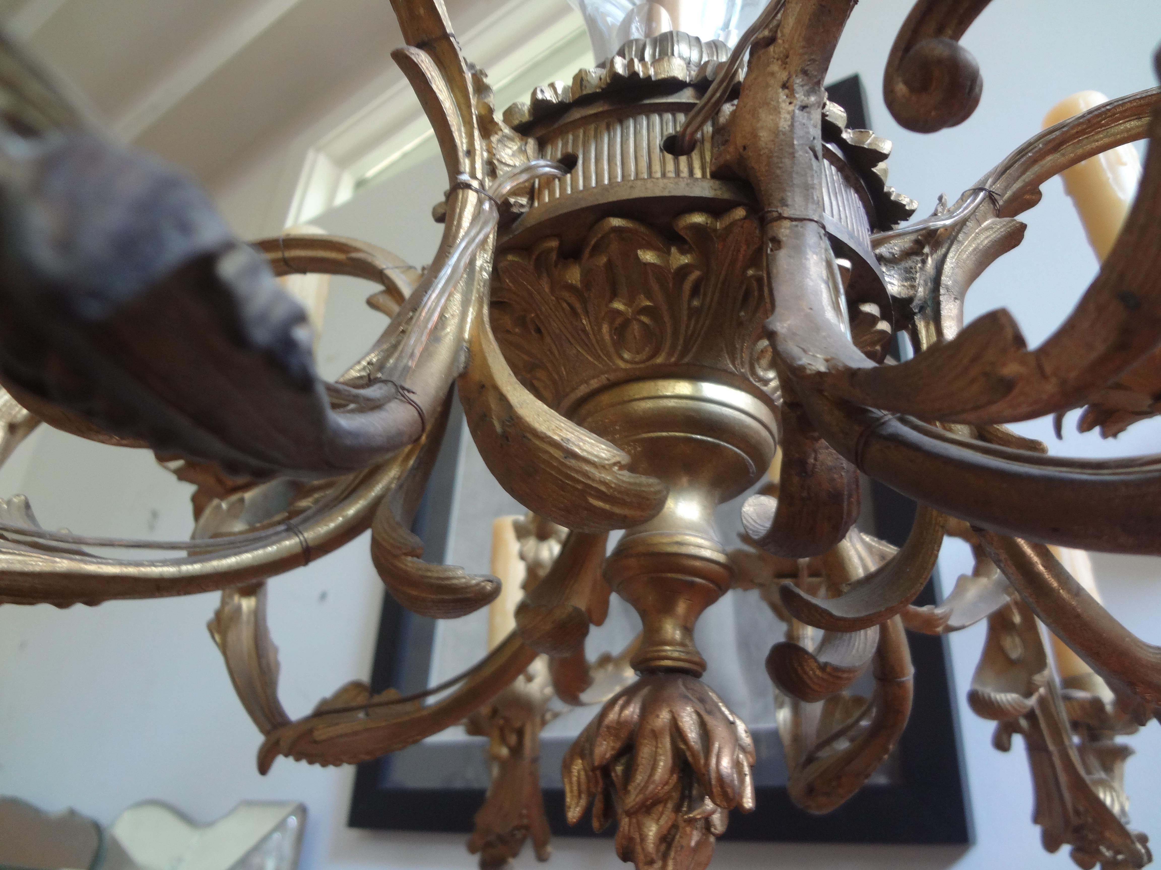 Antiker französischer Kronleuchter aus Bronze und Kristall im Louis-XV-Stil im Angebot 1