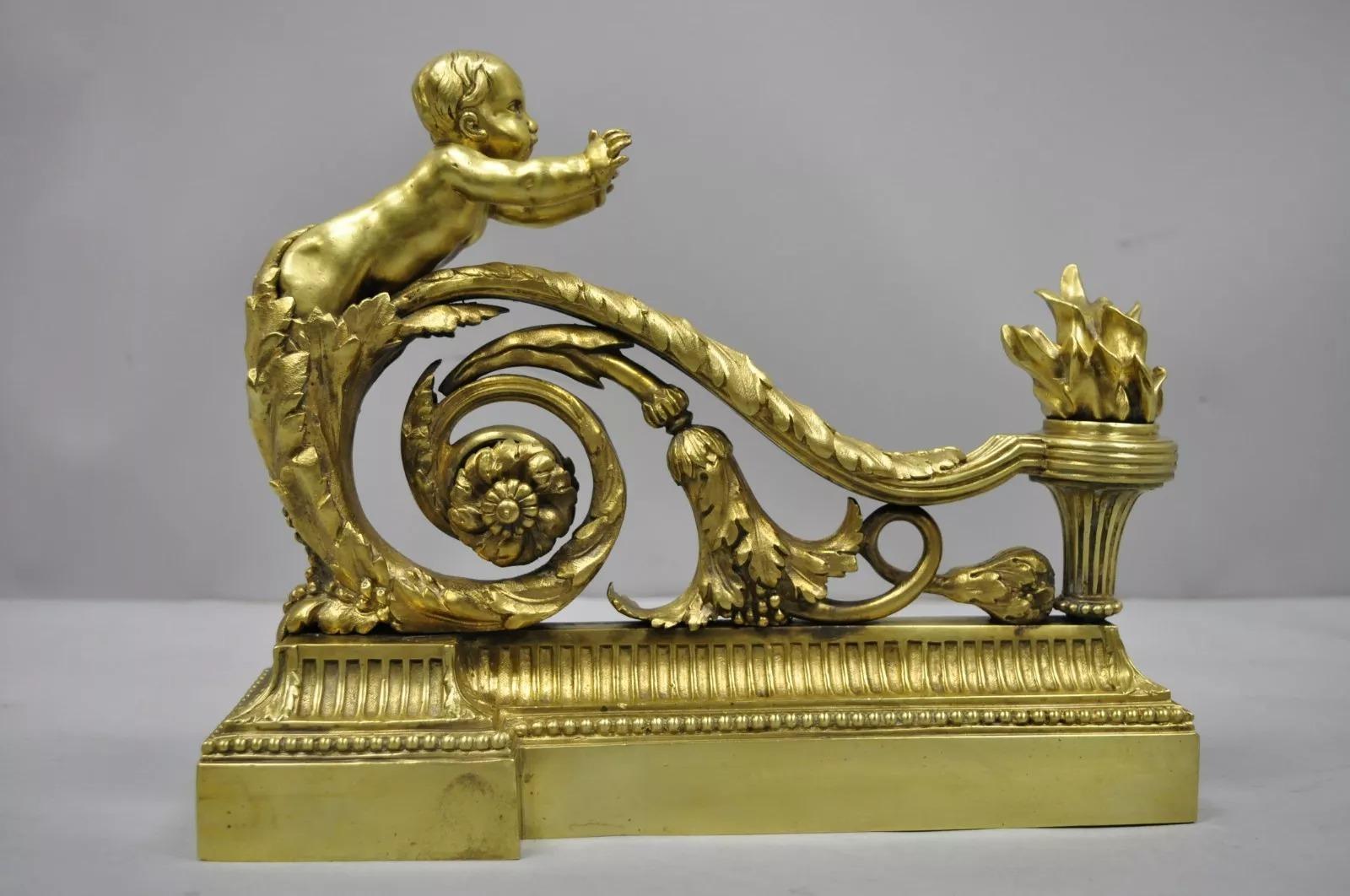 Antike Französisch Louis XV Stil Bronze Cherub Chenets Kamin Andirons - Paar. Der Artikel zeichnet sich durch fein gegossene Bronzedetails, bezaubernde Putten, feine Akanthus-Rollen, hochwertige Handwerkskunst, großen Stil und Form aus. CIRCA Spätes