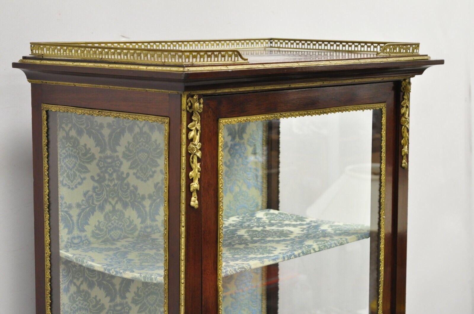 Français Ancienne vitrine de curiosité française de style Louis XV montée sur bronze peinte à la main en vente