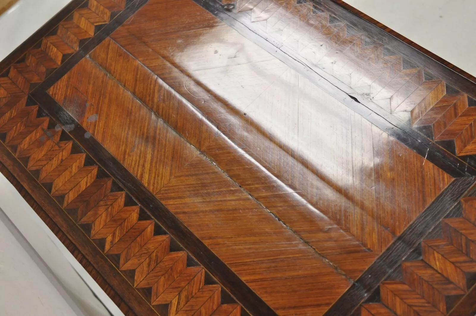 Bureau d'écriture français ancien de style Louis XV à 1 tiroir incrusté de marqueterie sur bronze en vente 5