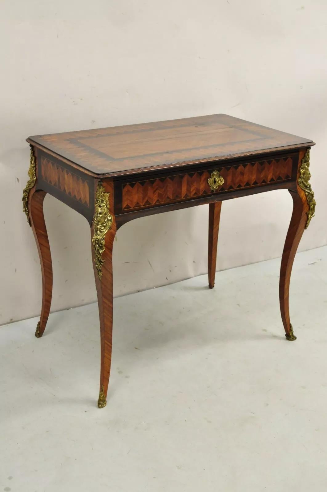 Petit bureau ancien de style Louis XV à un tiroir en marqueterie de bronze. Cette pièce présente de fines incrustations de bois de satin et de bois de roi, des montures en bronze figuratives, un dos fini, un seul tiroir à queue d'aronde avec une