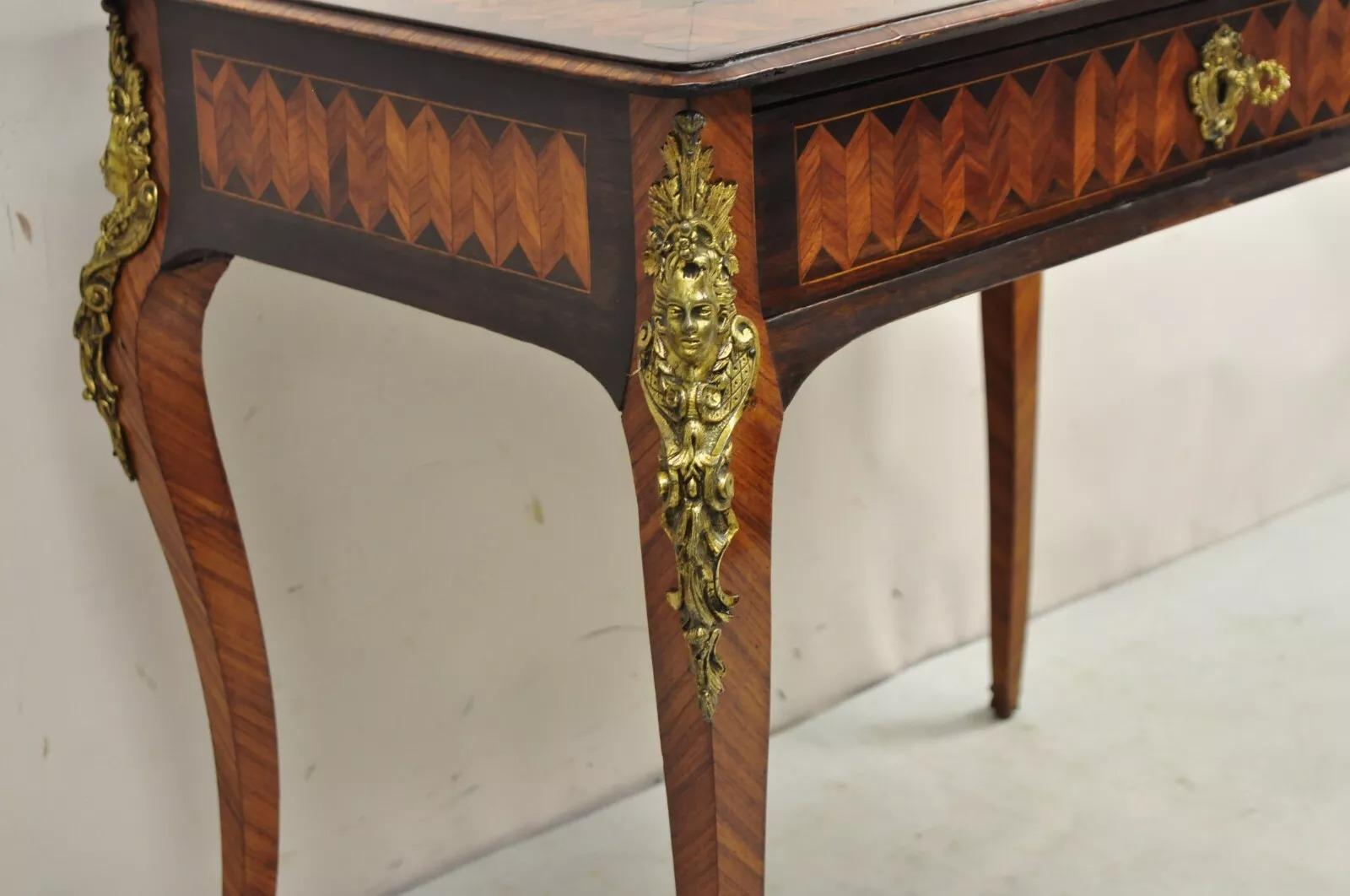 Inconnu Bureau d'écriture français ancien de style Louis XV à 1 tiroir incrusté de marqueterie sur bronze en vente