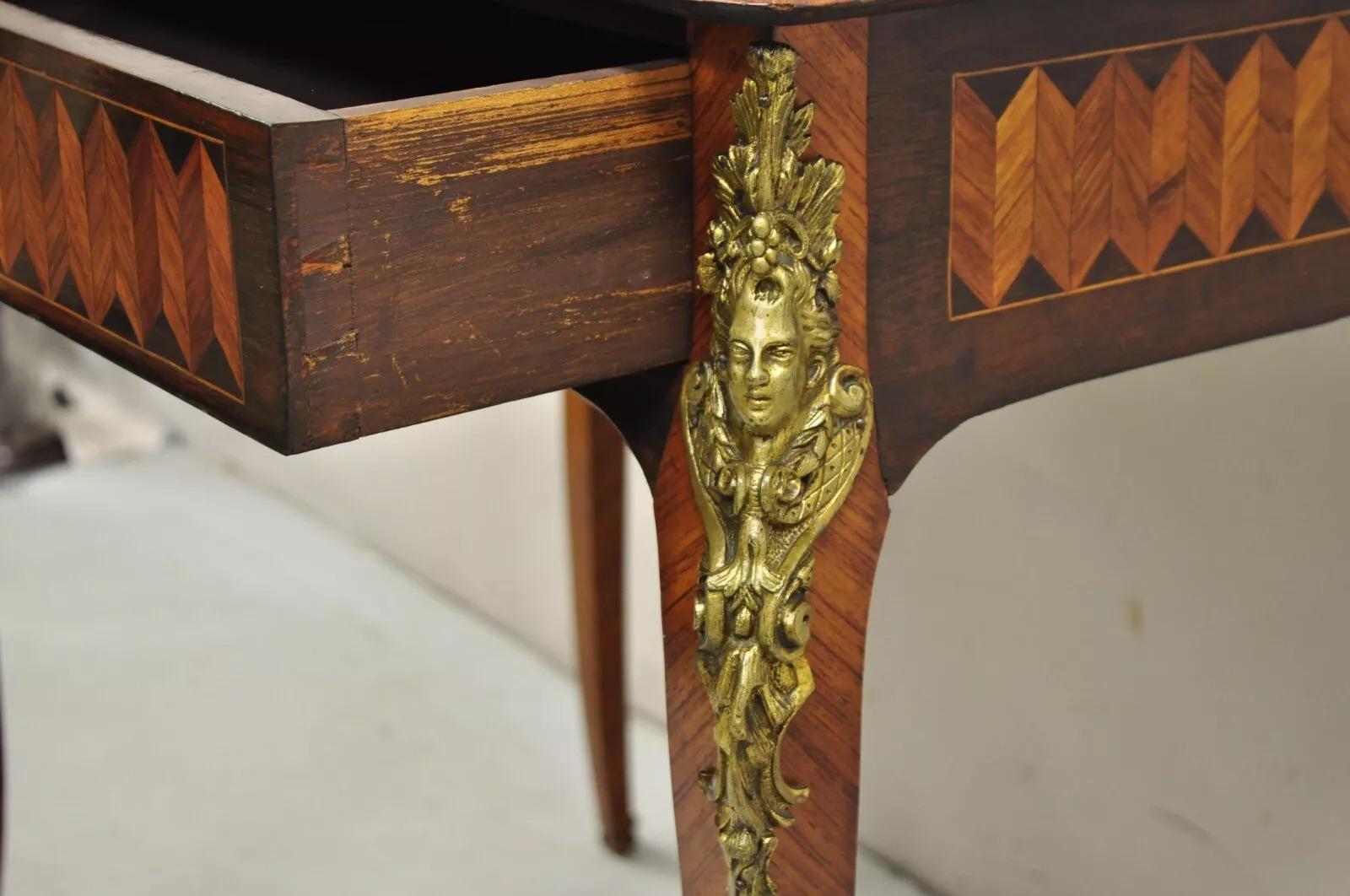 Bureau d'écriture français ancien de style Louis XV à 1 tiroir incrusté de marqueterie sur bronze Bon état - En vente à Philadelphia, PA