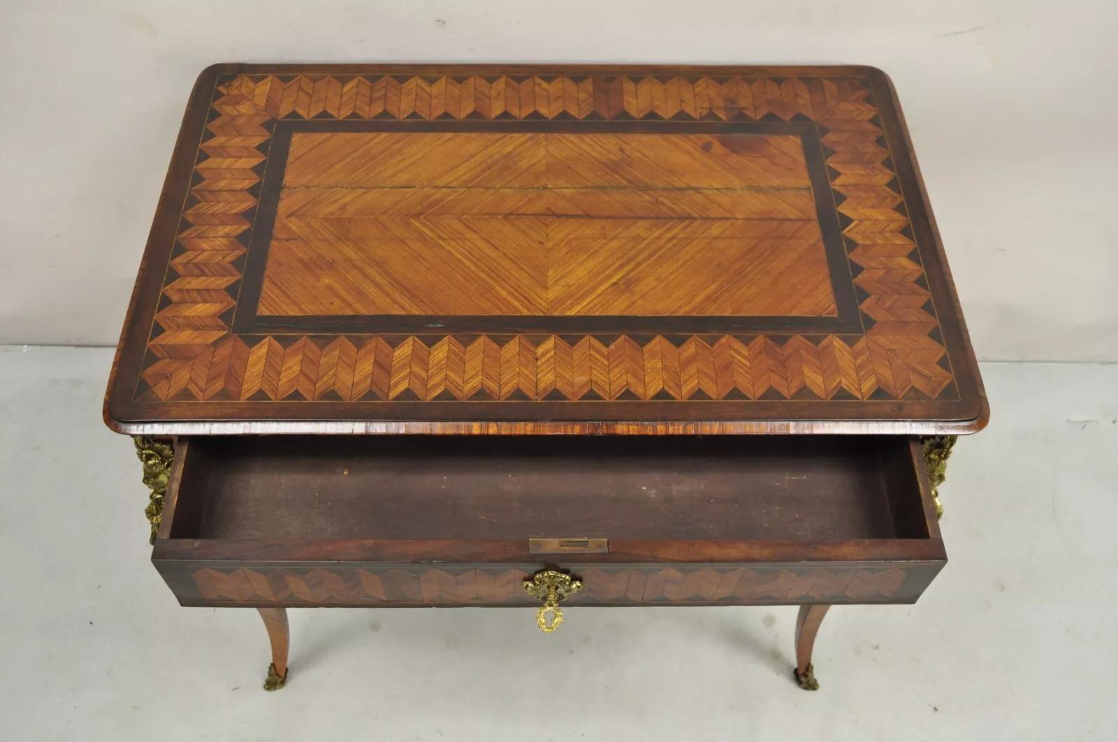 Bronze Bureau d'écriture français ancien de style Louis XV à 1 tiroir incrusté de marqueterie sur bronze en vente