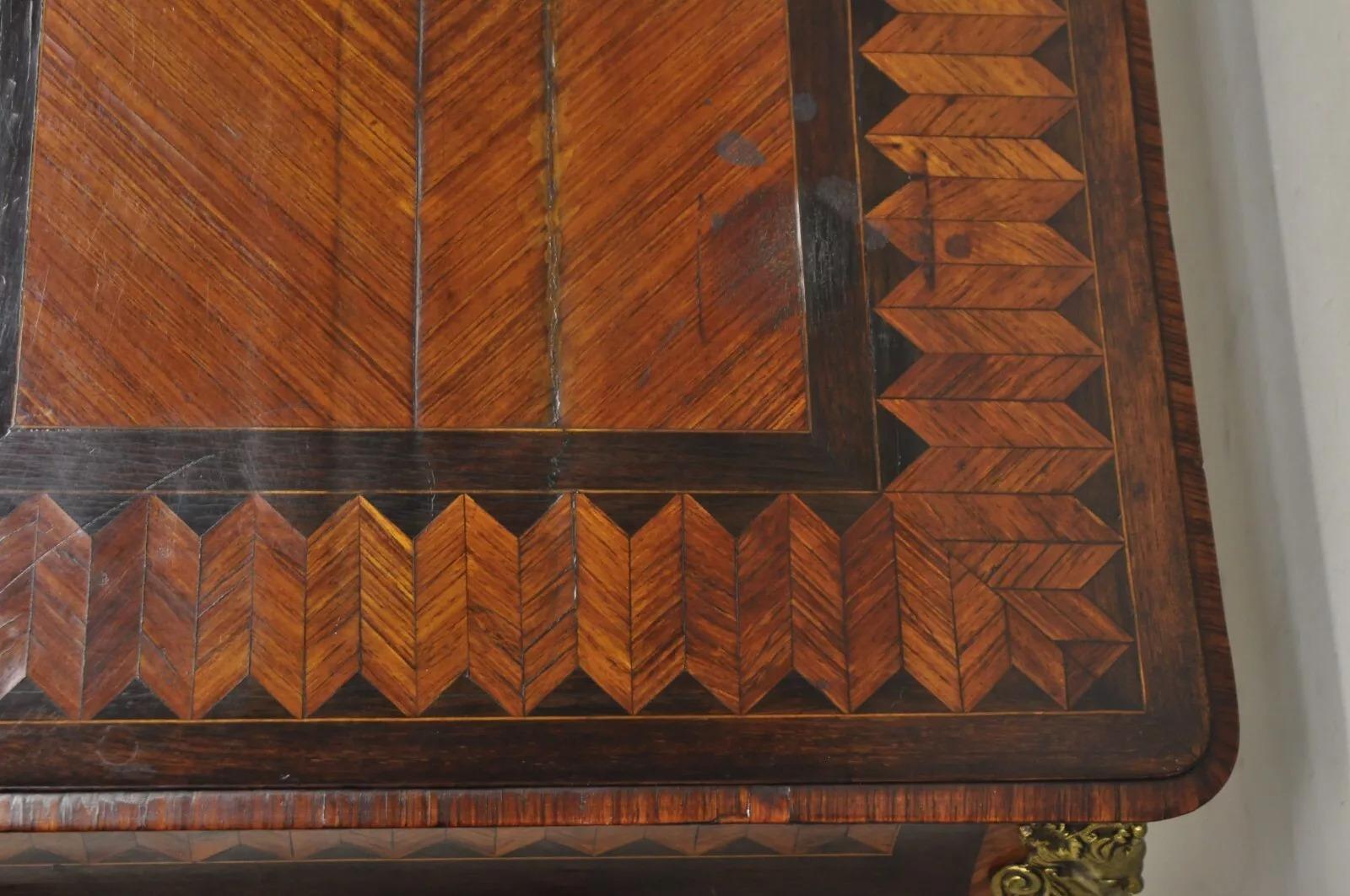 Bureau d'écriture français ancien de style Louis XV à 1 tiroir incrusté de marqueterie sur bronze en vente 1