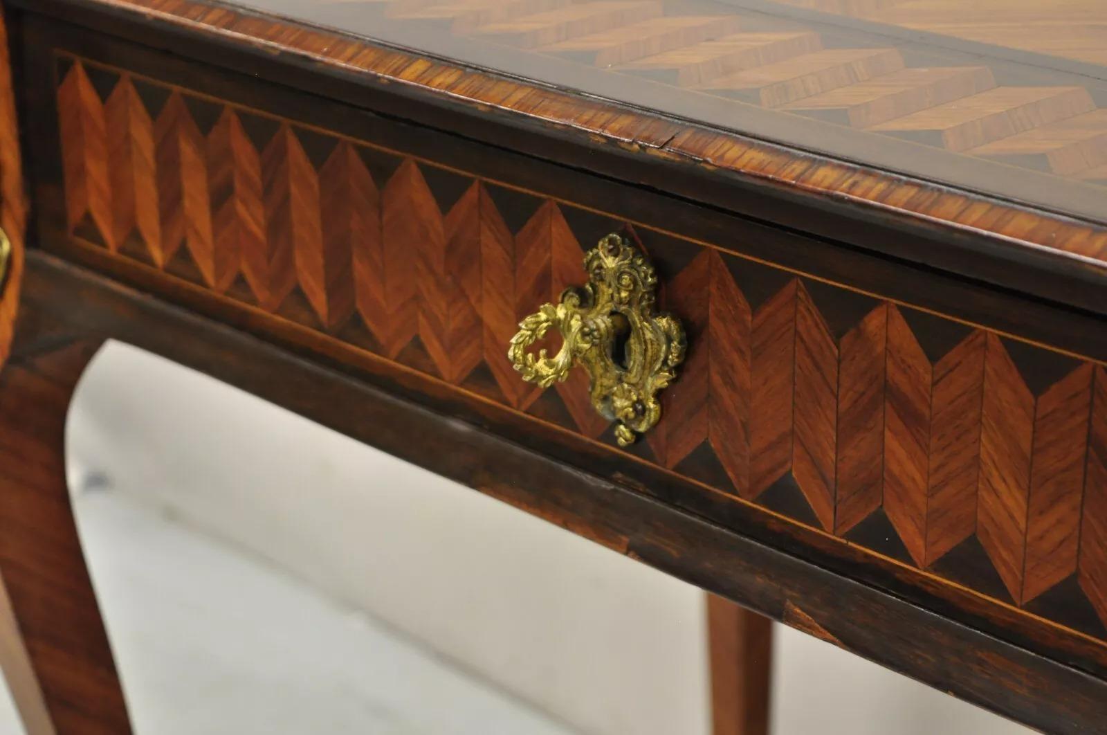 Bureau d'écriture français ancien de style Louis XV à 1 tiroir incrusté de marqueterie sur bronze en vente 3