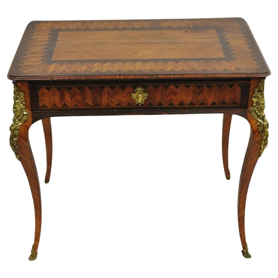 Bureau d'écriture français ancien de style Louis XV à 1 tiroir incrusté de marqueterie sur bronze