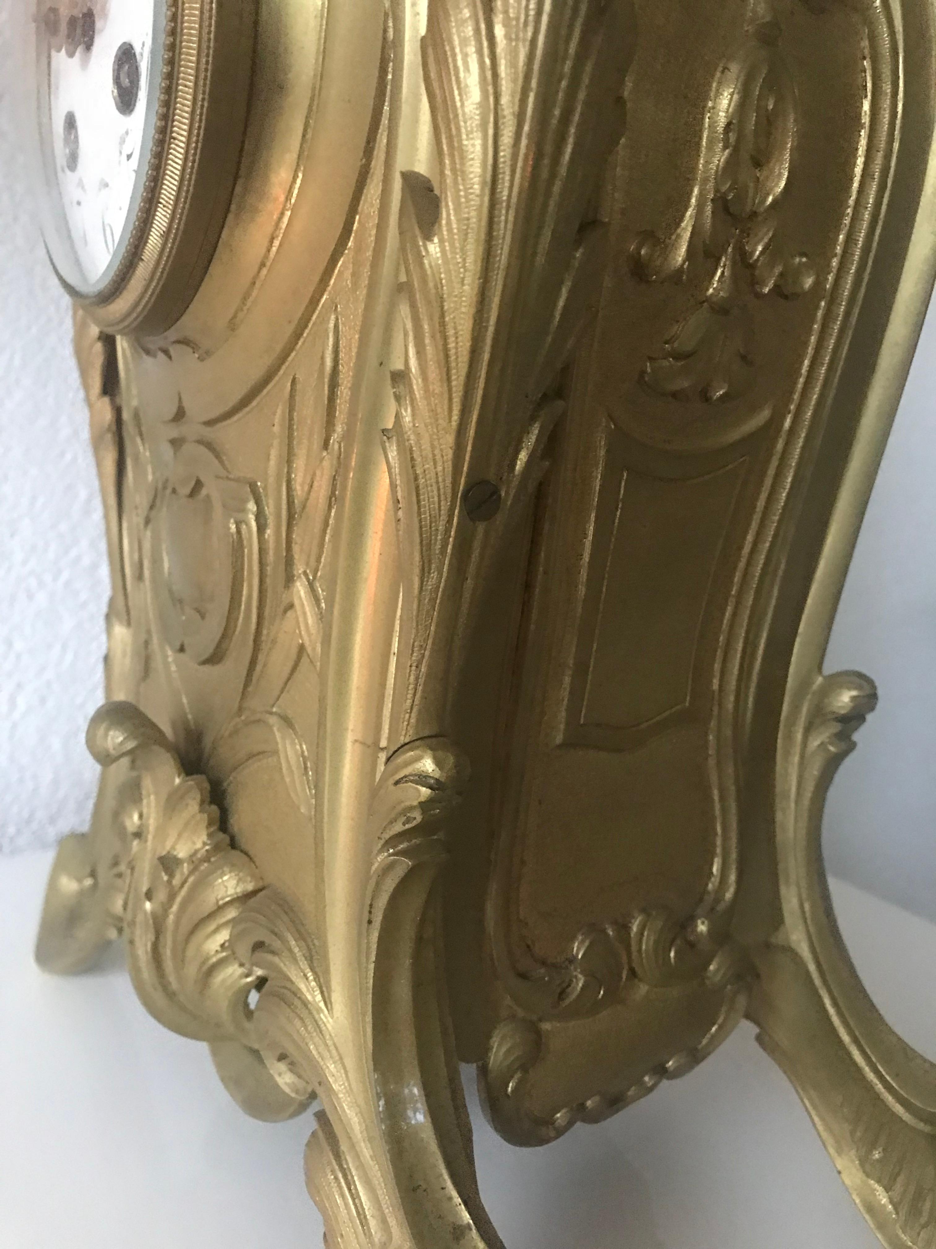 Antiguo Reloj de Sobremesa Péndulo de Bronce Estilo Luis XV Francés con Decoración Floral en venta 5