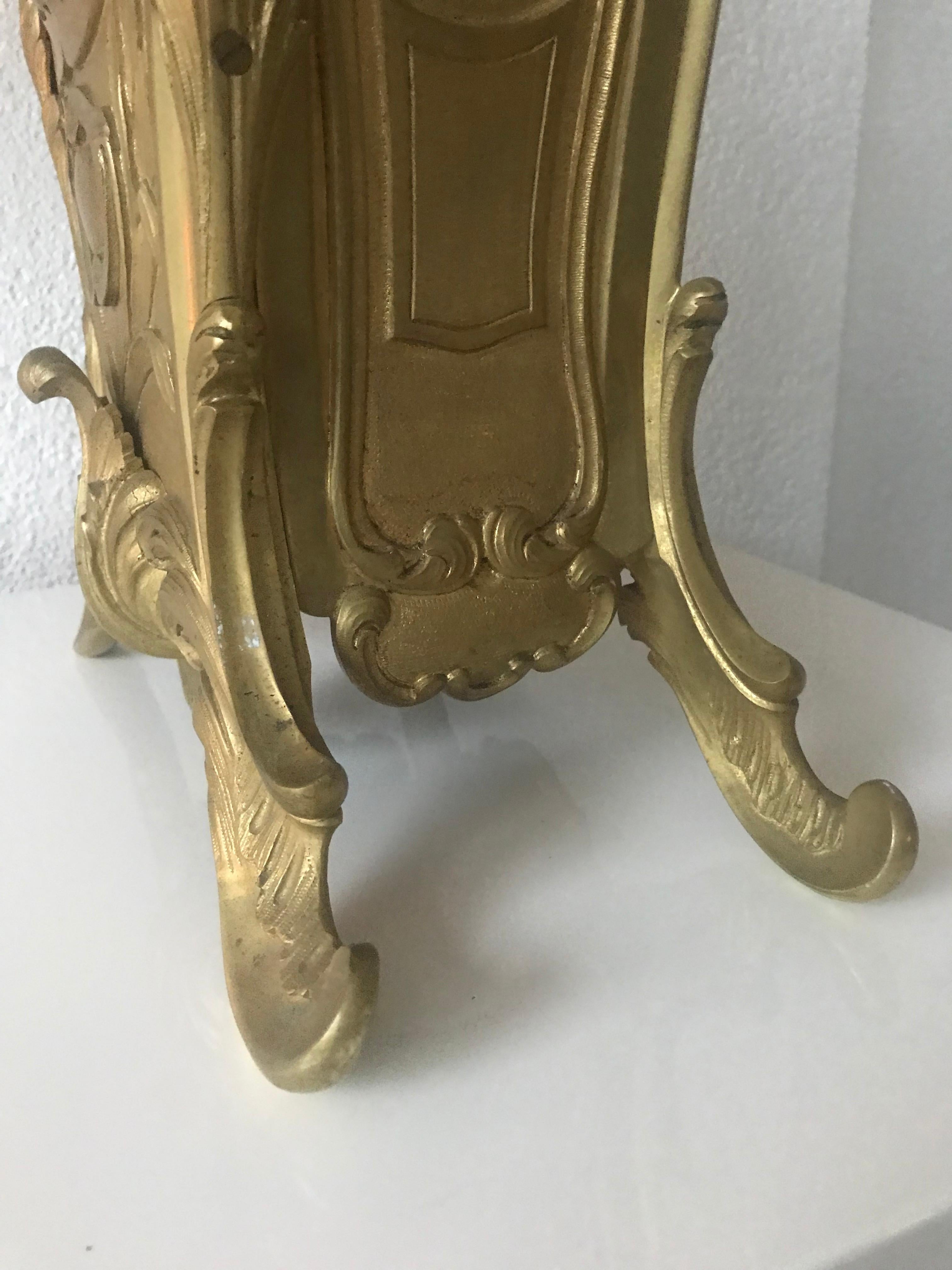 Antiguo Reloj de Sobremesa Péndulo de Bronce Estilo Luis XV Francés con Decoración Floral en venta 7