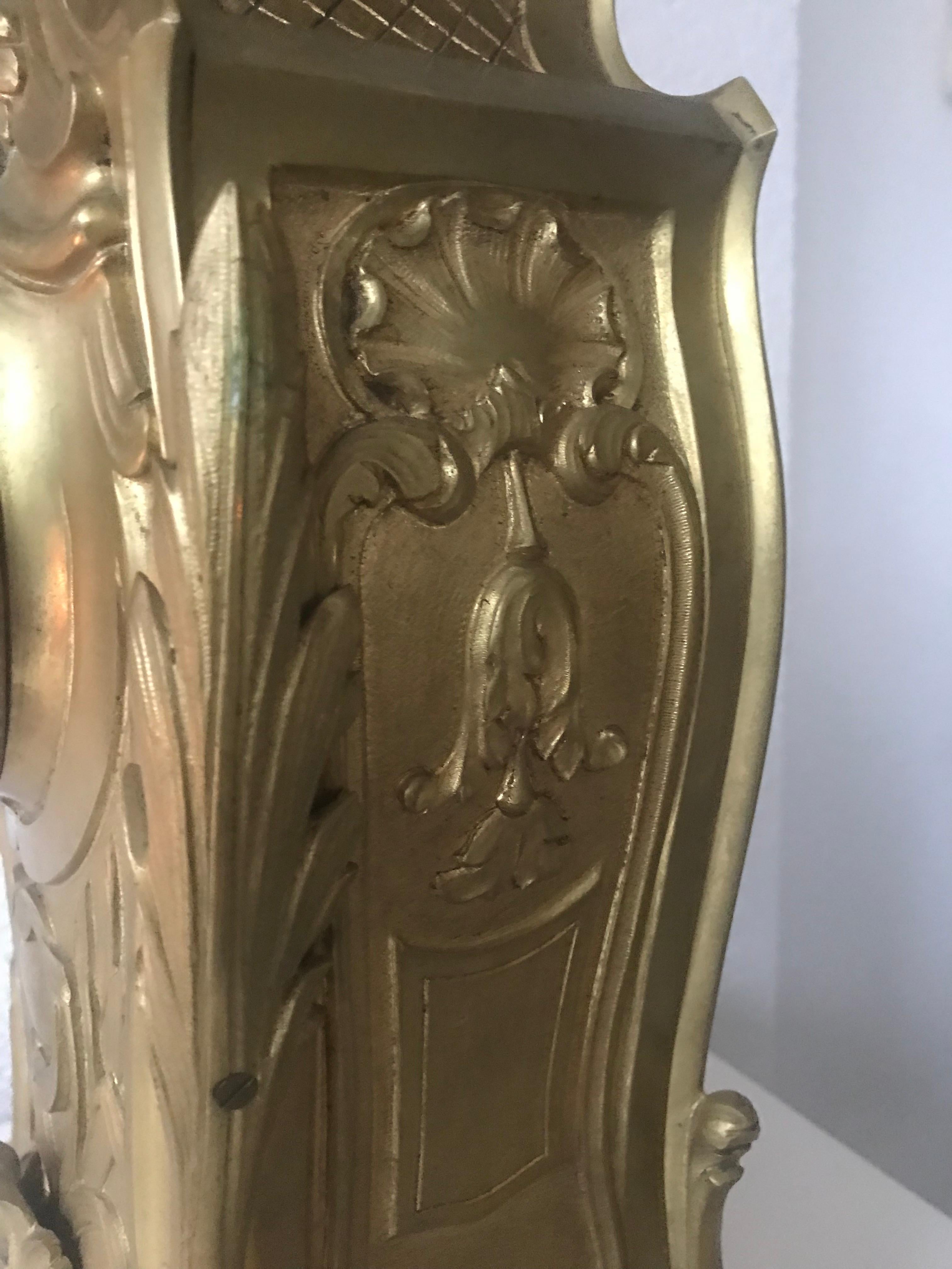 Antike französische Kaminuhr im Louis-XV-Stil mit Bronzependel und Blumendekor im Angebot 8