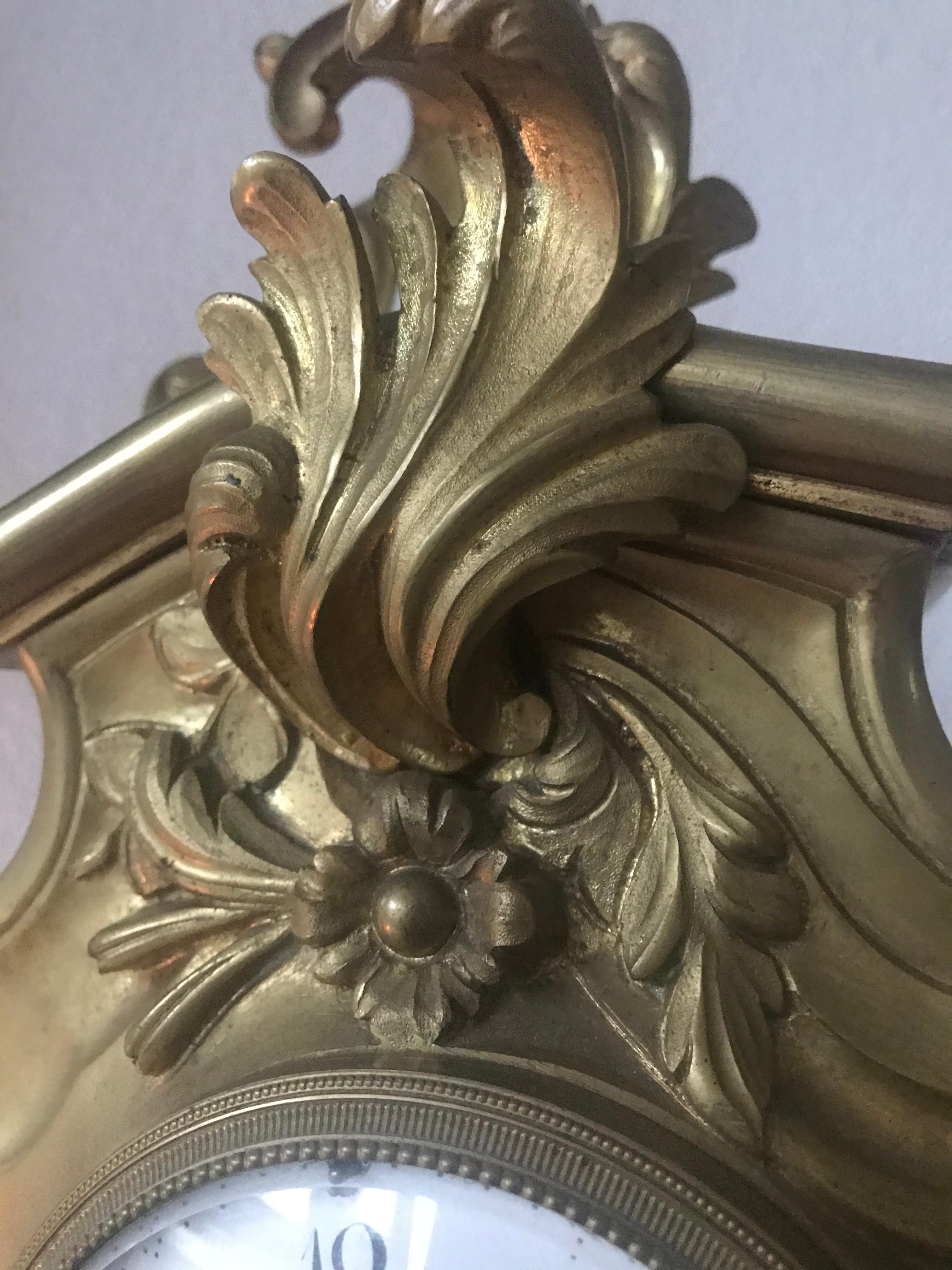 Antique French Louis XV Style Bronze Pendulum Mantel Clock with Flowery Decor In Good Condition For Sale In Lisse, NL