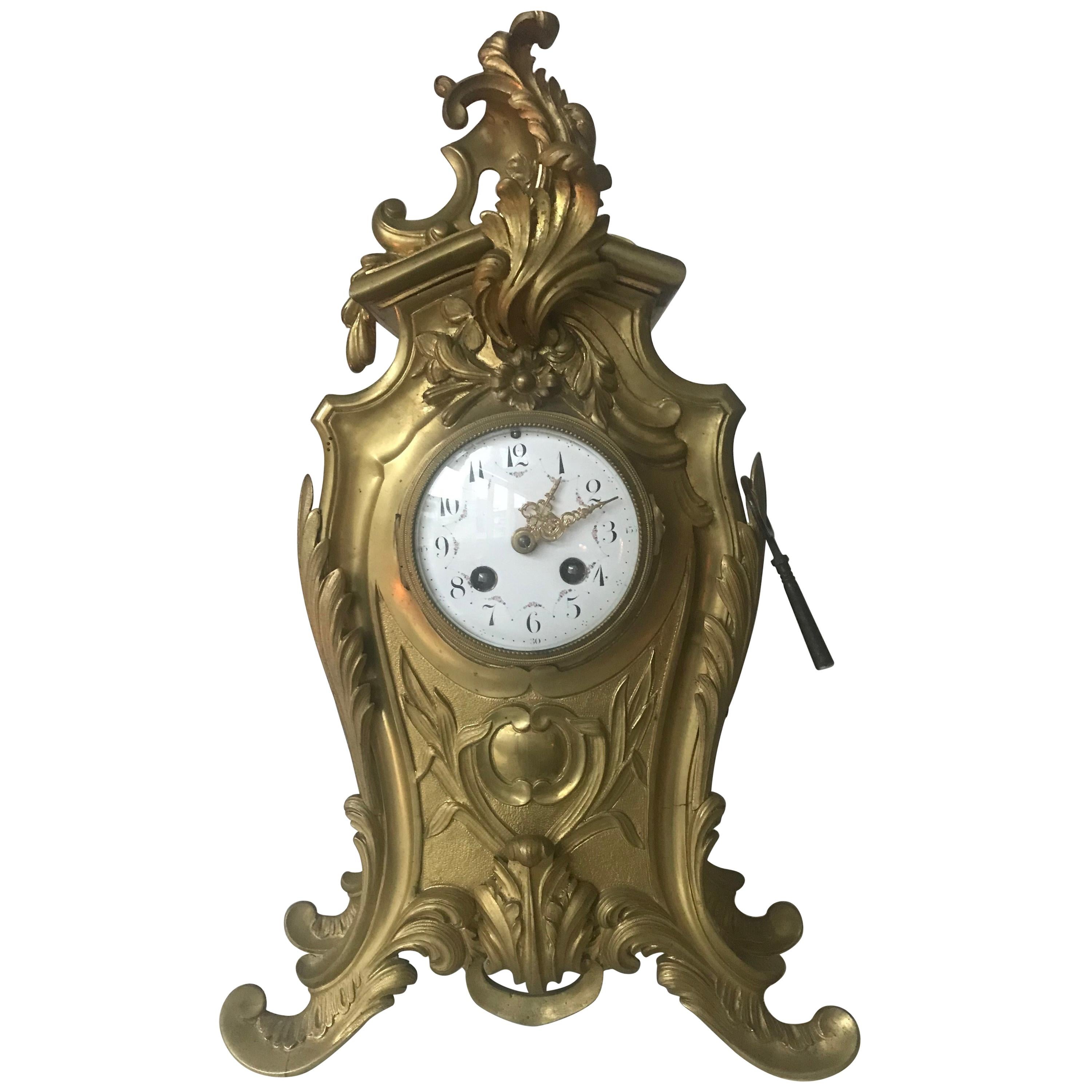 Pendule de cheminée française d'antiquités de style Louis XV en bronze avec décor floral