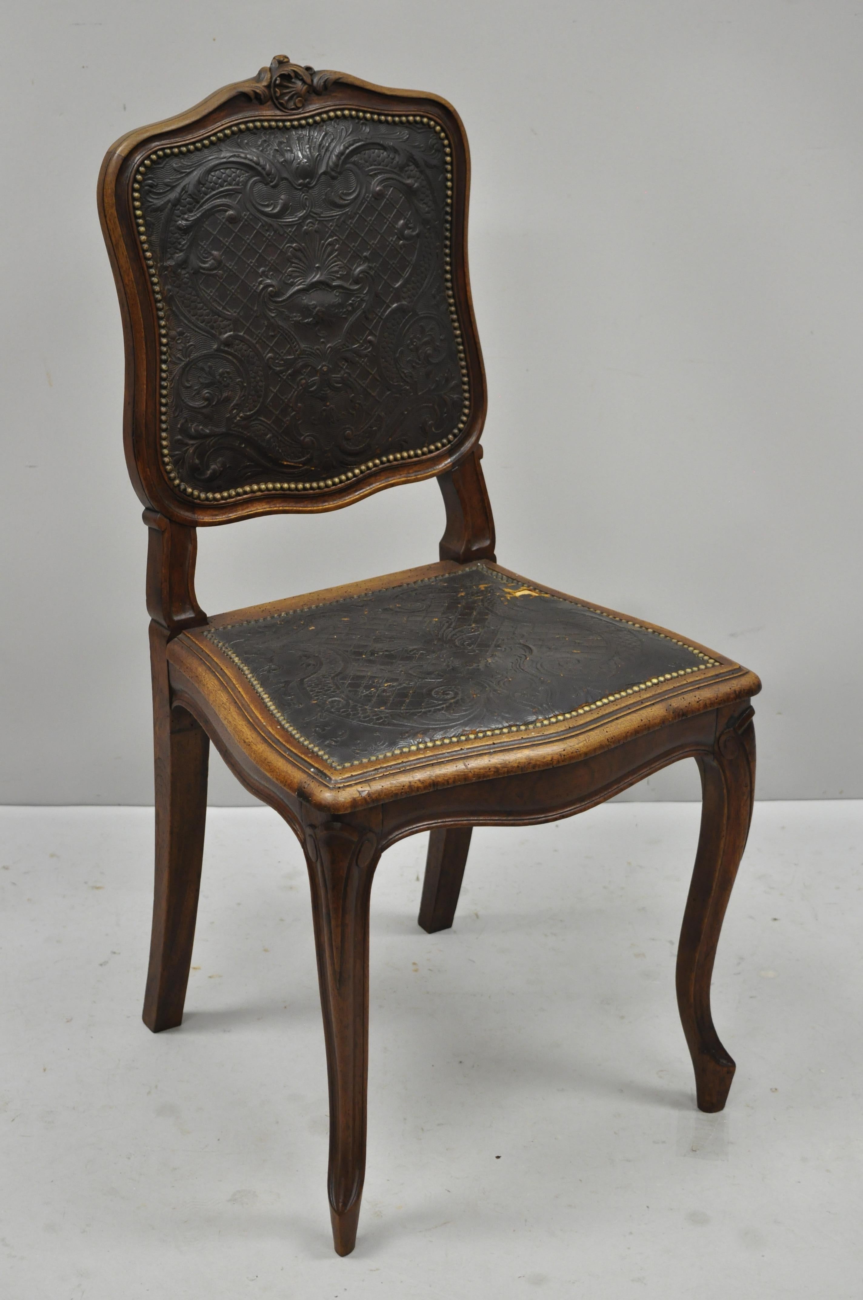 Ancienne chaise de salle à manger en noyer de style Louis XV en cuir gaufré Brown A en vente 4