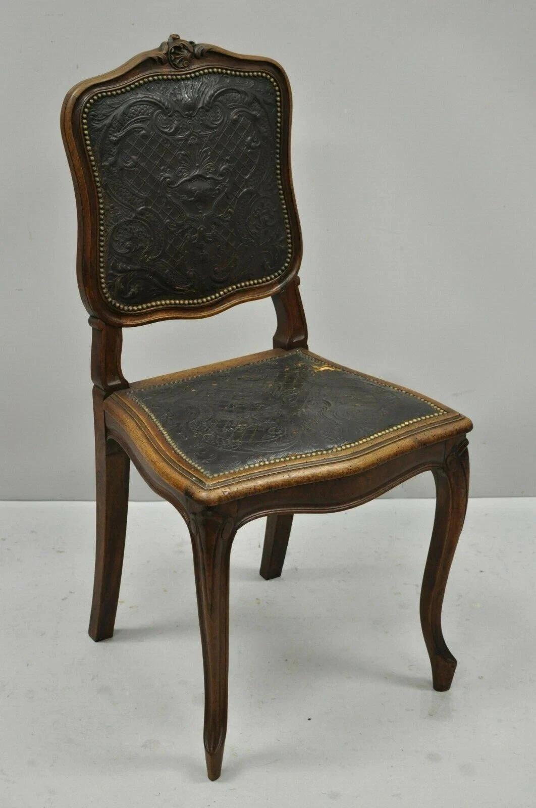Antike Französisch Louis XV Stil Brown geprägte Leder Nussbaum Esszimmer Stuhl A im Angebot 4