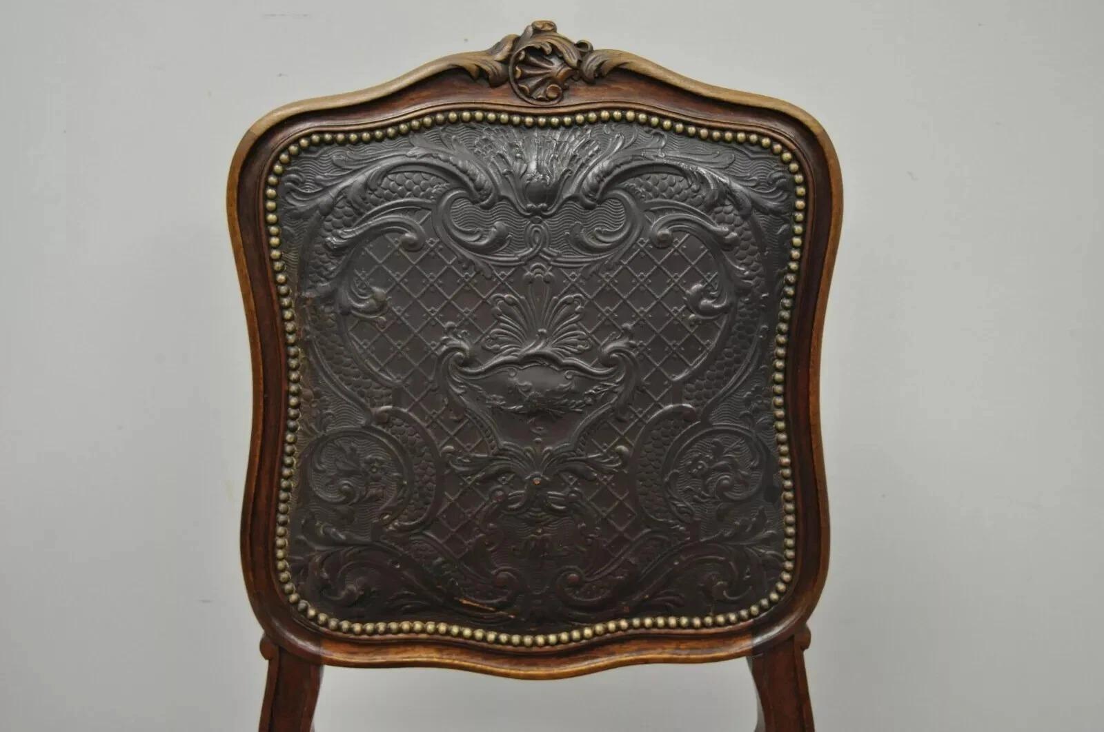 Antike Französisch Louis XV-Stil braun geprägte Leder Nussbaum Dining Side Chair A. Element verfügt über Nagelkopf trim, Massivholzrahmen, fein geschnitzte Details, Cabriole Beine, sehr schöne antike Element. CIRCA Anfang des 20. Jahrhunderts.