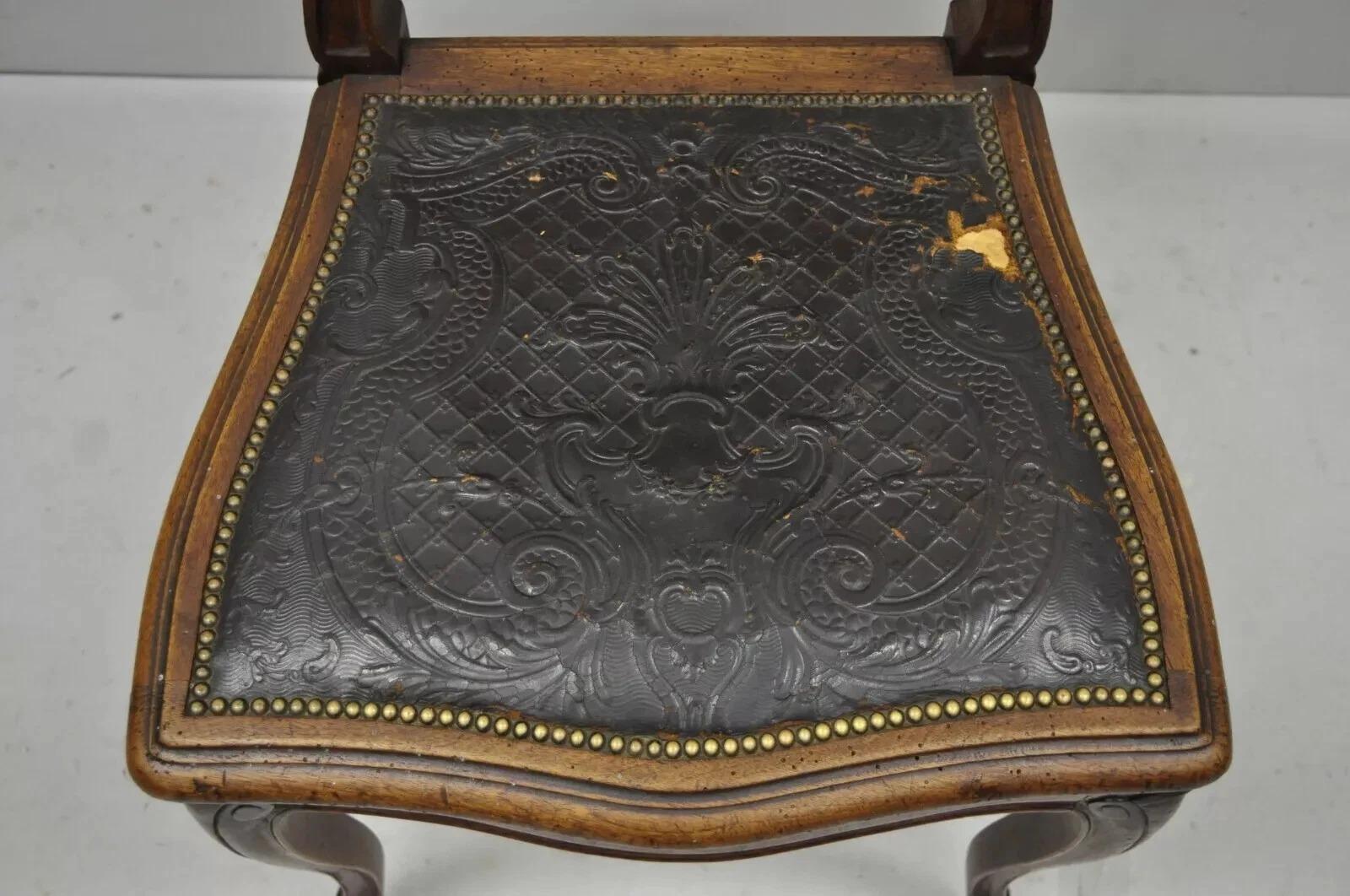 Antike Französisch Louis XV Stil Brown geprägte Leder Nussbaum Esszimmer Stuhl A (Unbekannt) im Angebot