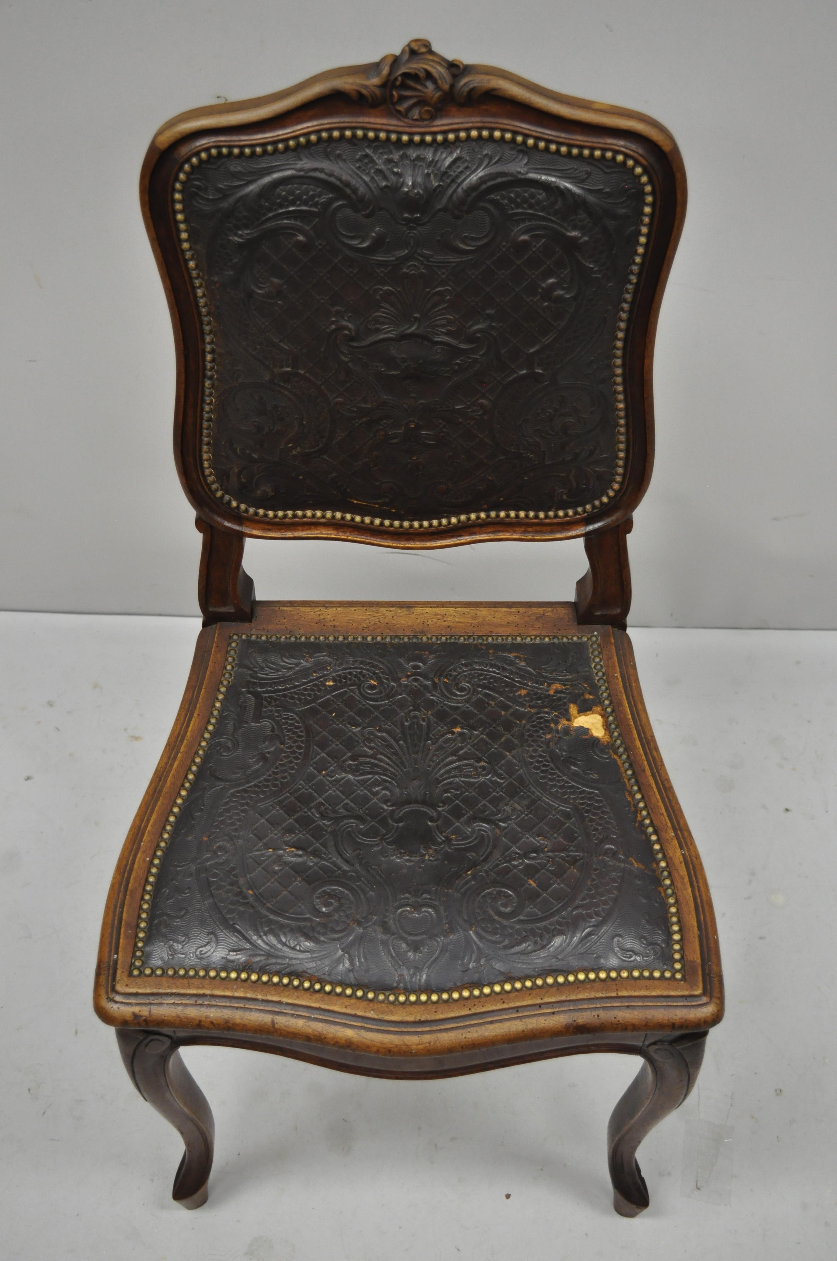 20ième siècle Ancienne chaise de salle à manger en noyer de style Louis XV en cuir gaufré Brown A en vente